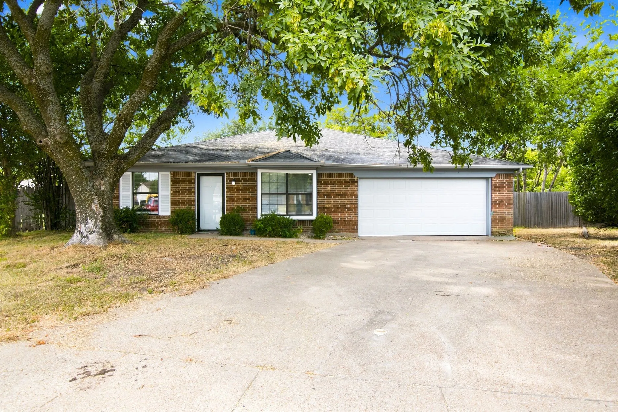 Single Family Residence For Sale in Tarrant County , 6400 Twin Spruce Court, Arlington, Texas 76018, 3 Bedroom, 2 Bathroom, 2 Garage spaces, 1,710 Sqft, built in 1984, mls#21370532, Real Estate Agent in Arlington, Homes For Sale in Tarrant county, Homes For Sale in Arlington, Realtor in Arlington Texas, Real Estate Brokerage Independent Realty Texas, Luminita Cordes Realtor