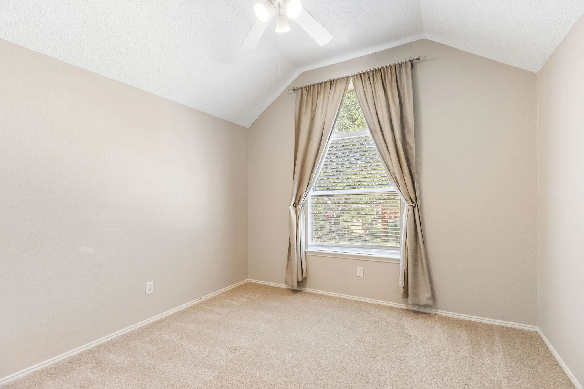 Vaulted ceiling with a ceiling fan