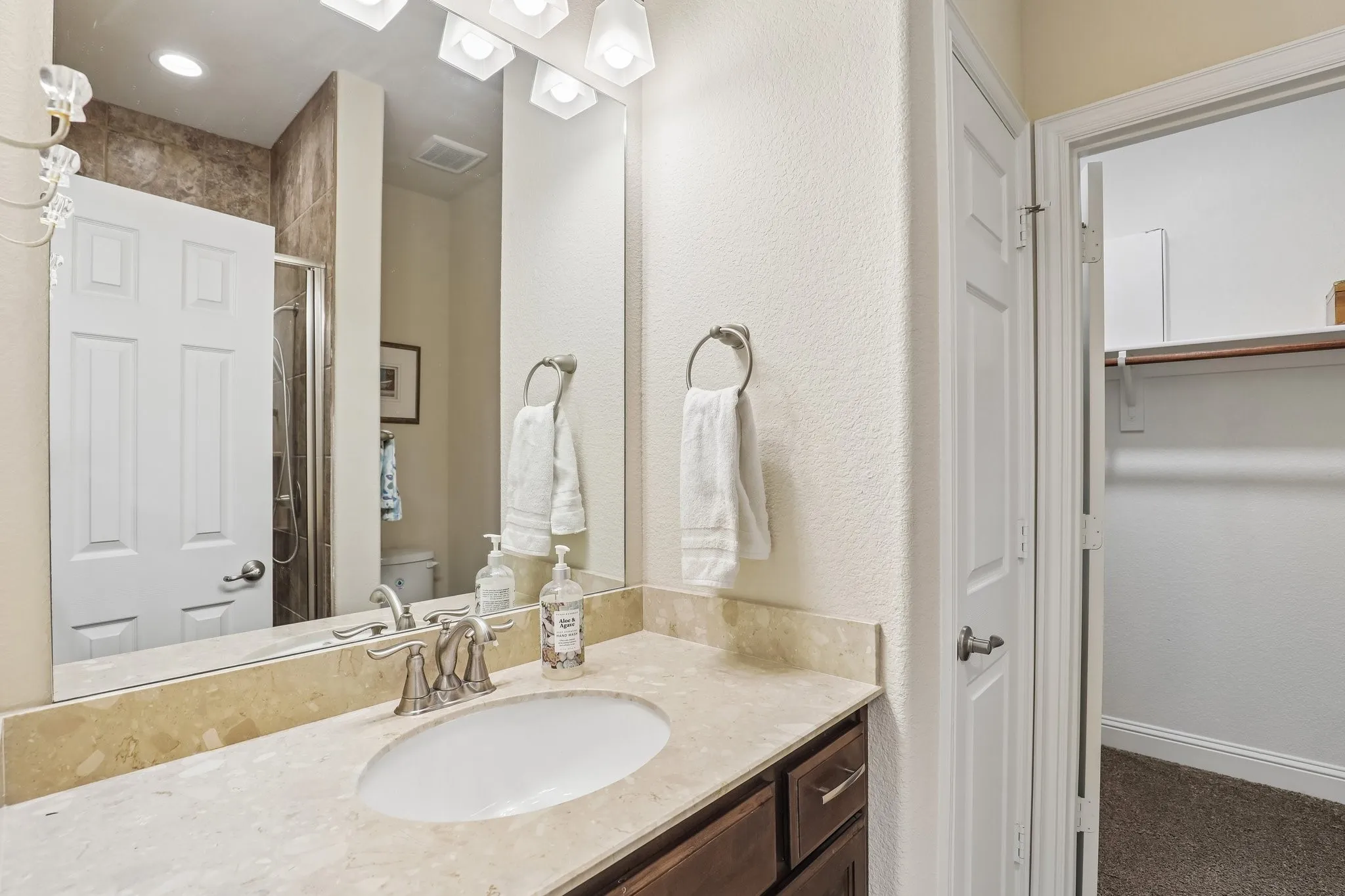Single Family Residence For Sale in Ellis County , 620 Cross Creek Drive, Waxahachie, Texas 75167, 4 Bedroom, 3 Bathroom, 3 Garage spaces, 2,937 Sqft, built in 2017, mls#21369285, Real Estate Agent in Waxahachie, Homes For Sale in Ellis county, Homes For Sale in Waxahachie, Realtor in Waxahachie Texas, Real Estate Brokerage Independent Realty Texas, Luminita Cordes Realtor