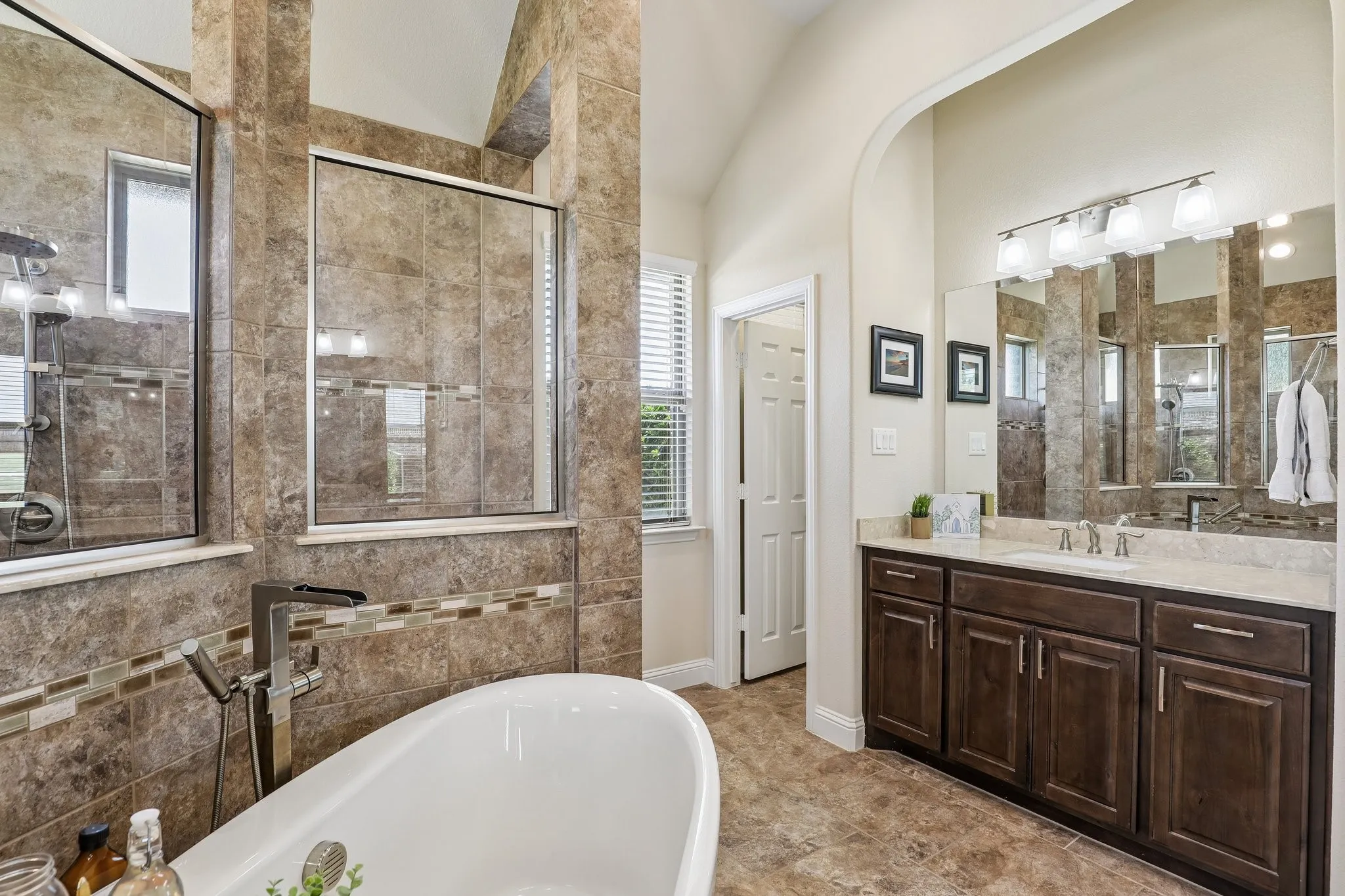 Single Family Residence For Sale in Ellis County , 620 Cross Creek Drive, Waxahachie, Texas 75167, 4 Bedroom, 3 Bathroom, 3 Garage spaces, 2,937 Sqft, built in 2017, mls#21369285, Real Estate Agent in Waxahachie, Homes For Sale in Ellis county, Homes For Sale in Waxahachie, Realtor in Waxahachie Texas, Real Estate Brokerage Independent Realty Texas, Luminita Cordes Realtor