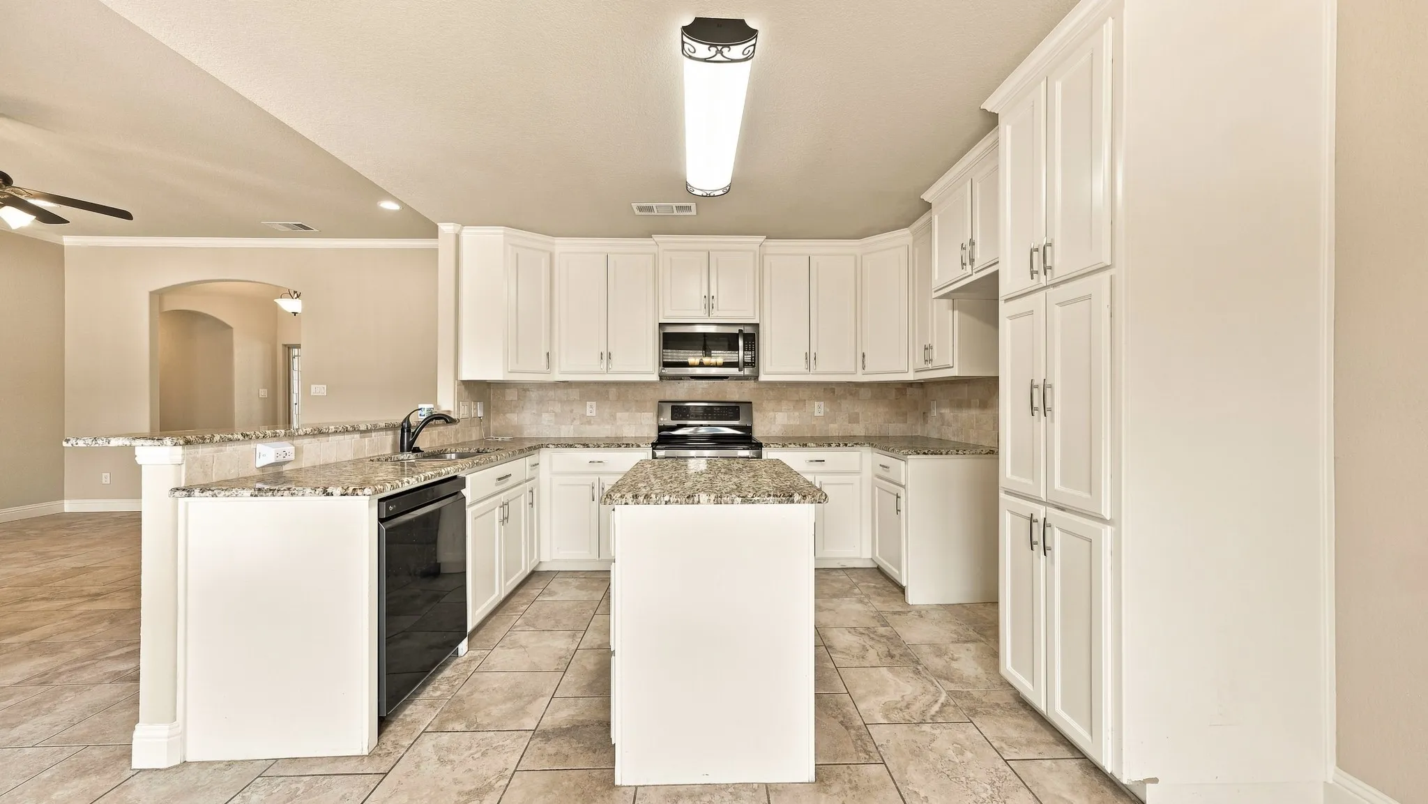 Single Family Residence For Sale in Parker County , 1813 Town Creek Circle, Weatherford, Texas 76086, 3 Bedroom, 3 Bathroom, 2 Garage spaces, 1,463 Sqft, built in 2017, mls#21368094, Real Estate Agent in Weatherford, Homes For Sale in Parker county, Homes For Sale in Weatherford, Realtor in Weatherford Texas, Real Estate Brokerage Independent Realty Texas, Luminita Cordes Realtor