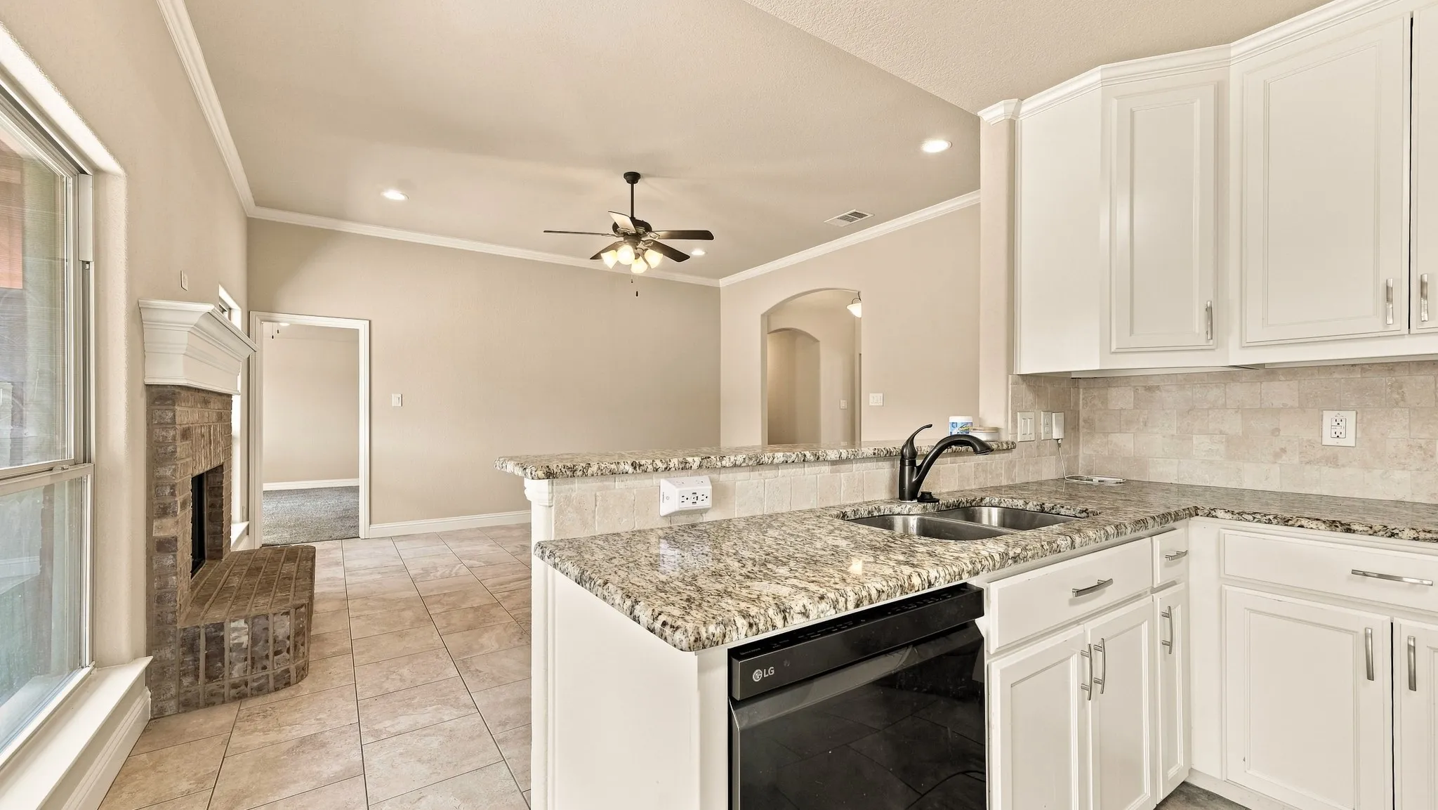 Single Family Residence For Sale in Parker County , 1813 Town Creek Circle, Weatherford, Texas 76086, 3 Bedroom, 3 Bathroom, 2 Garage spaces, 1,463 Sqft, built in 2017, mls#21368094, Real Estate Agent in Weatherford, Homes For Sale in Parker county, Homes For Sale in Weatherford, Realtor in Weatherford Texas, Real Estate Brokerage Independent Realty Texas, Luminita Cordes Realtor