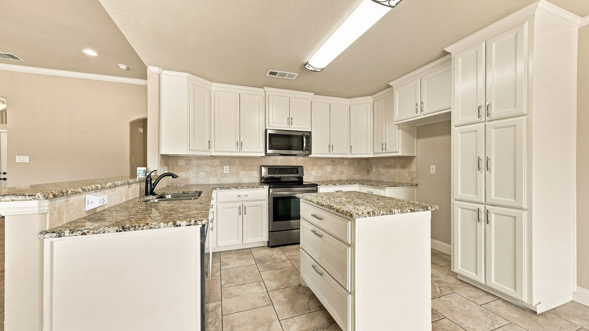Single Family Residence For Sale in Parker County , 1813 Town Creek Circle, Weatherford, Texas 76086, 3 Bedroom, 3 Bathroom, 2 Garage spaces, 1,463 Sqft, built in 2017, mls#21368094, Real Estate Agent in Weatherford, Homes For Sale in Parker county, Homes For Sale in Weatherford, Realtor in Weatherford Texas, Real Estate Brokerage Independent Realty Texas, Luminita Cordes Realtor