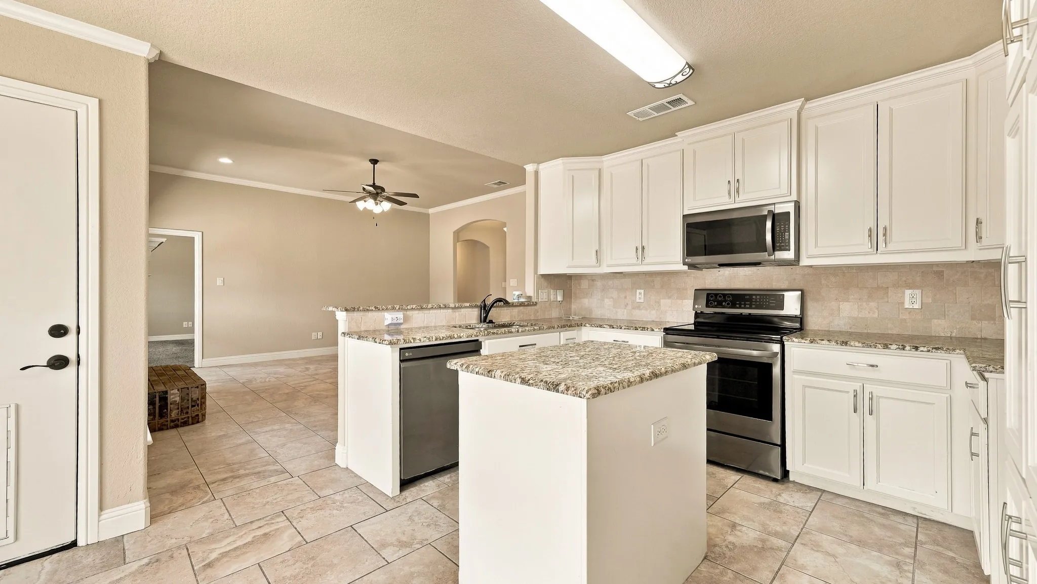 Single Family Residence For Sale in Parker County , 1813 Town Creek Circle, Weatherford, Texas 76086, 3 Bedroom, 3 Bathroom, 2 Garage spaces, 1,463 Sqft, built in 2017, mls#21368094, Real Estate Agent in Weatherford, Homes For Sale in Parker county, Homes For Sale in Weatherford, Realtor in Weatherford Texas, Real Estate Brokerage Independent Realty Texas, Luminita Cordes Realtor