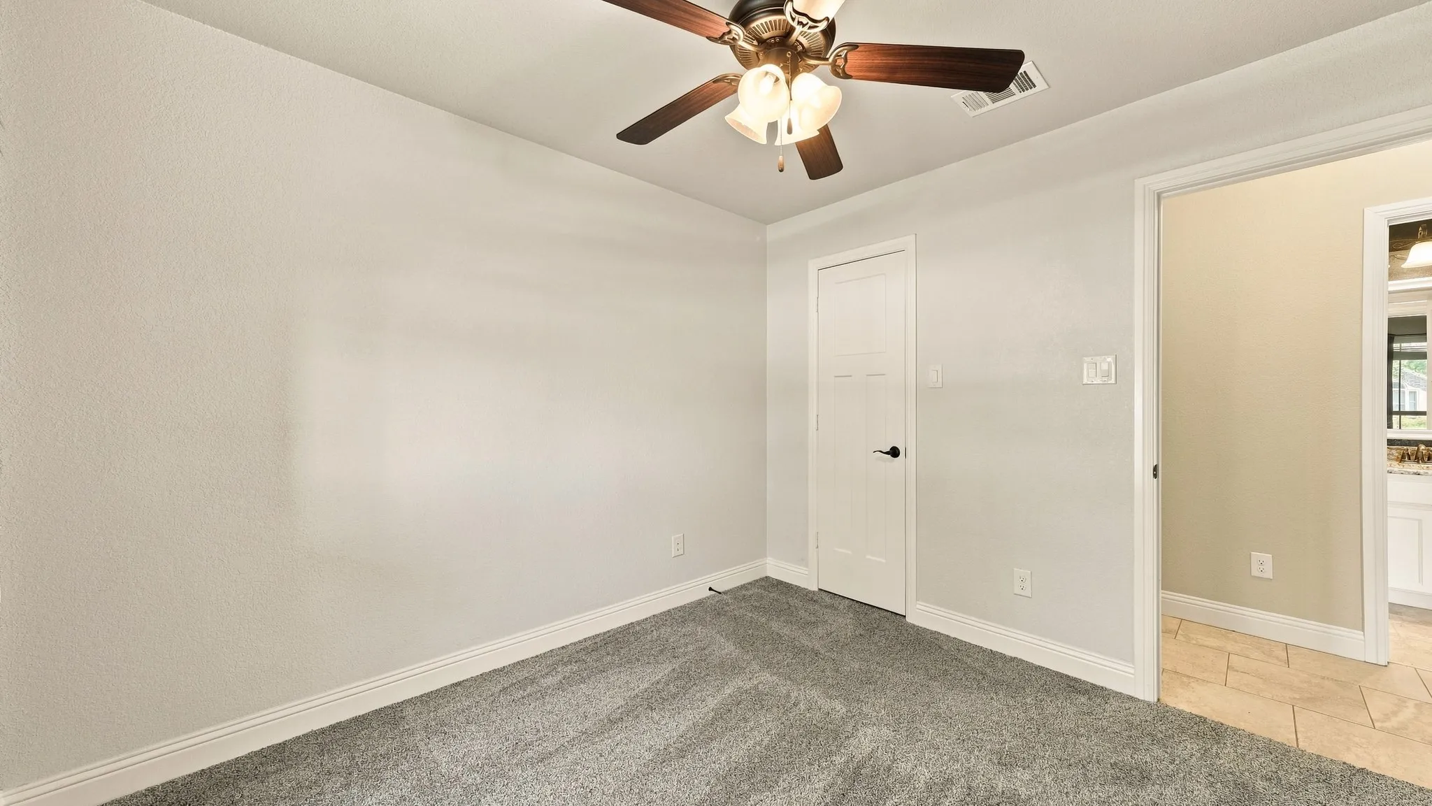 Single Family Residence For Sale in Parker County , 1813 Town Creek Circle, Weatherford, Texas 76086, 3 Bedroom, 3 Bathroom, 2 Garage spaces, 1,463 Sqft, built in 2017, mls#21368094, Real Estate Agent in Weatherford, Homes For Sale in Parker county, Homes For Sale in Weatherford, Realtor in Weatherford Texas, Real Estate Brokerage Independent Realty Texas, Luminita Cordes Realtor