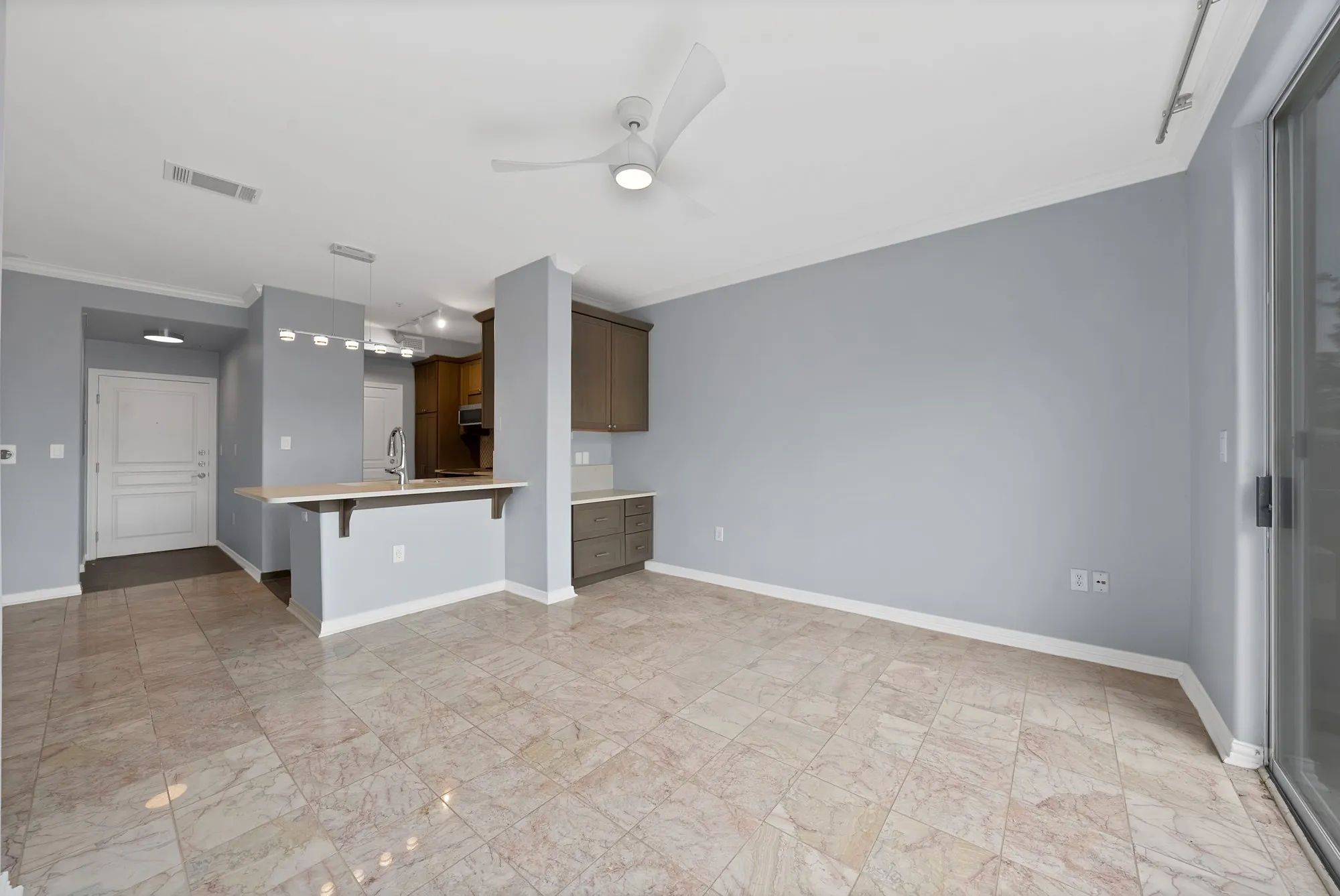 Condominium For Sale in Dallas County , 330 Las Colinas Boulevard E 338, Irving, Texas 75039, 1 Bedroom, 1 Bathroom, 1 Garage spaces, 805 Sqft, built in 2001, mls#21370587, Real Estate Agent in Irving, Homes For Sale in Dallas county, Homes For Sale in Irving, Realtor in Irving Texas, Real Estate Brokerage Independent Realty Texas, Luminita Cordes Realtor