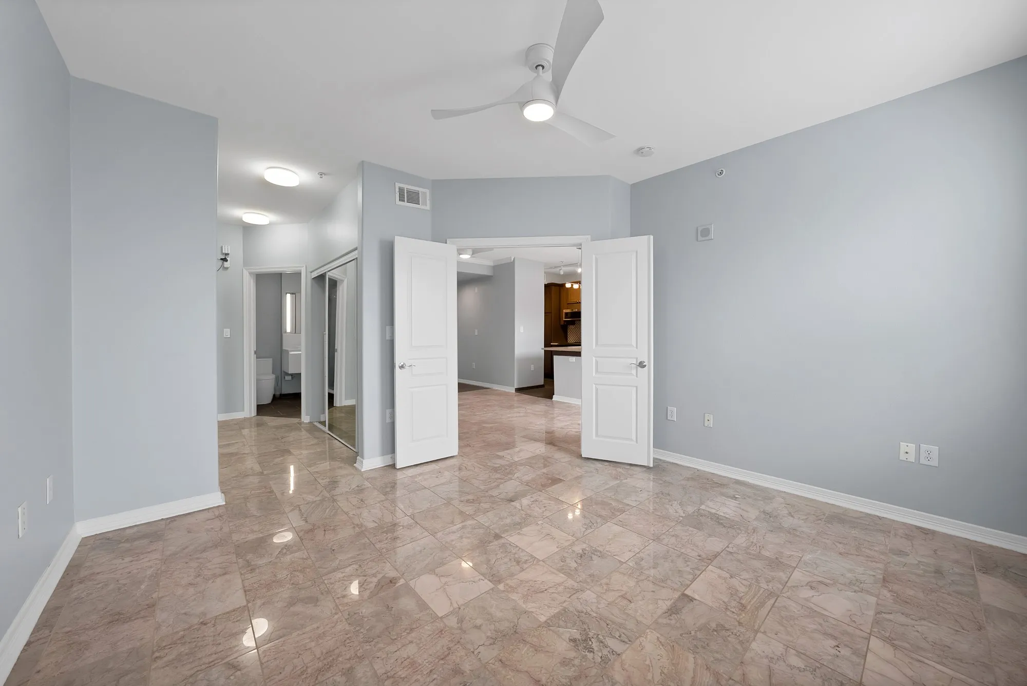 Condominium For Sale in Dallas County , 330 Las Colinas Boulevard E 338, Irving, Texas 75039, 1 Bedroom, 1 Bathroom, 1 Garage spaces, 805 Sqft, built in 2001, mls#21370587, Real Estate Agent in Irving, Homes For Sale in Dallas county, Homes For Sale in Irving, Realtor in Irving Texas, Real Estate Brokerage Independent Realty Texas, Luminita Cordes Realtor