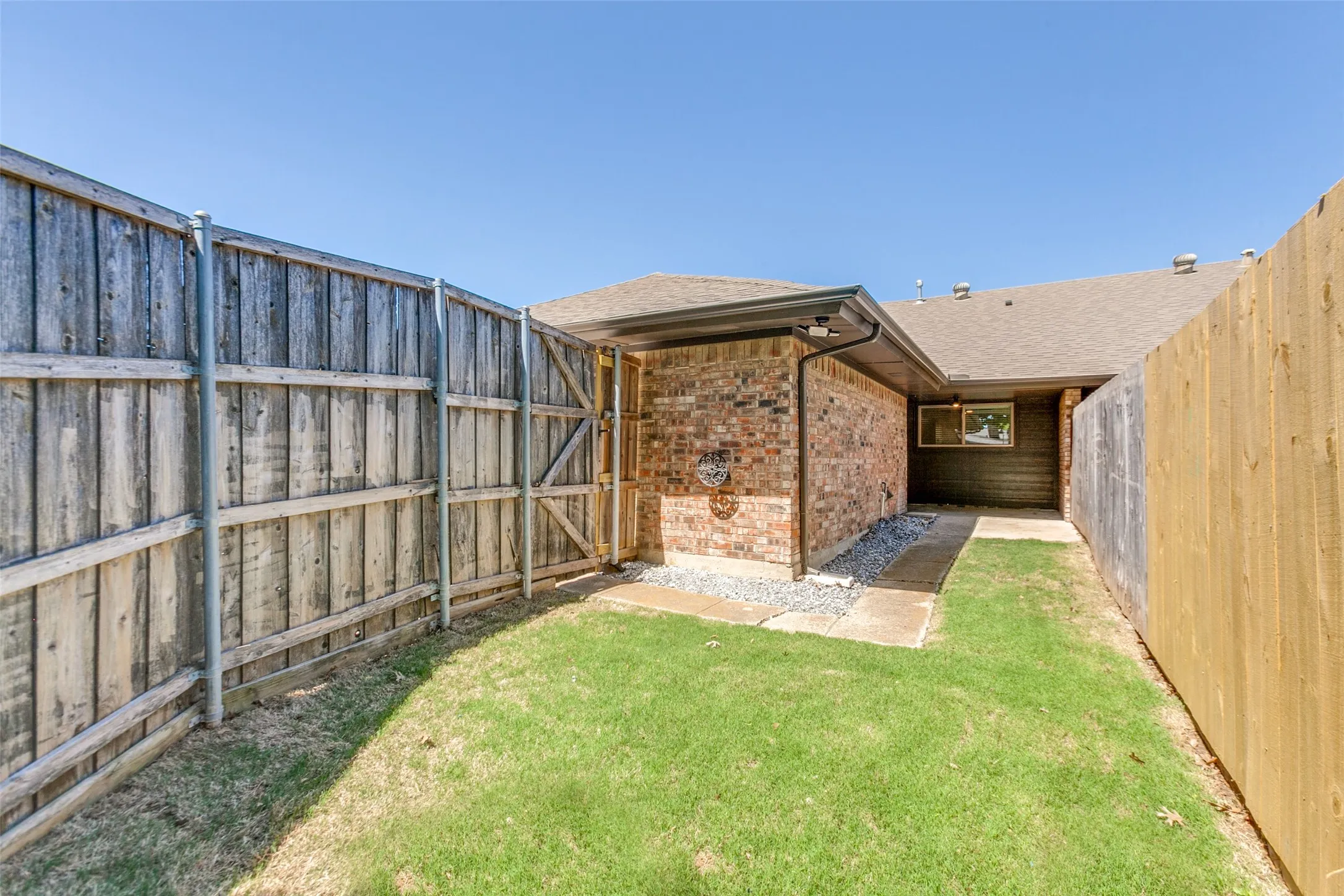 Duplex For Rent in Collin County , 2822 Clear Springs Drive, Plano, Texas 75075, 3 Bedroom, 2 Bathroom, 2 Garage spaces, 1,584 Sqft, built in 1973, mls#21370566, Real Estate Agent in Plano, Homes For Rent in Collin county, Homes For Rent in Plano, Realtor in Plano Texas, Real Estate Brokerage Independent Realty Texas, Luminita Cordes Realtor