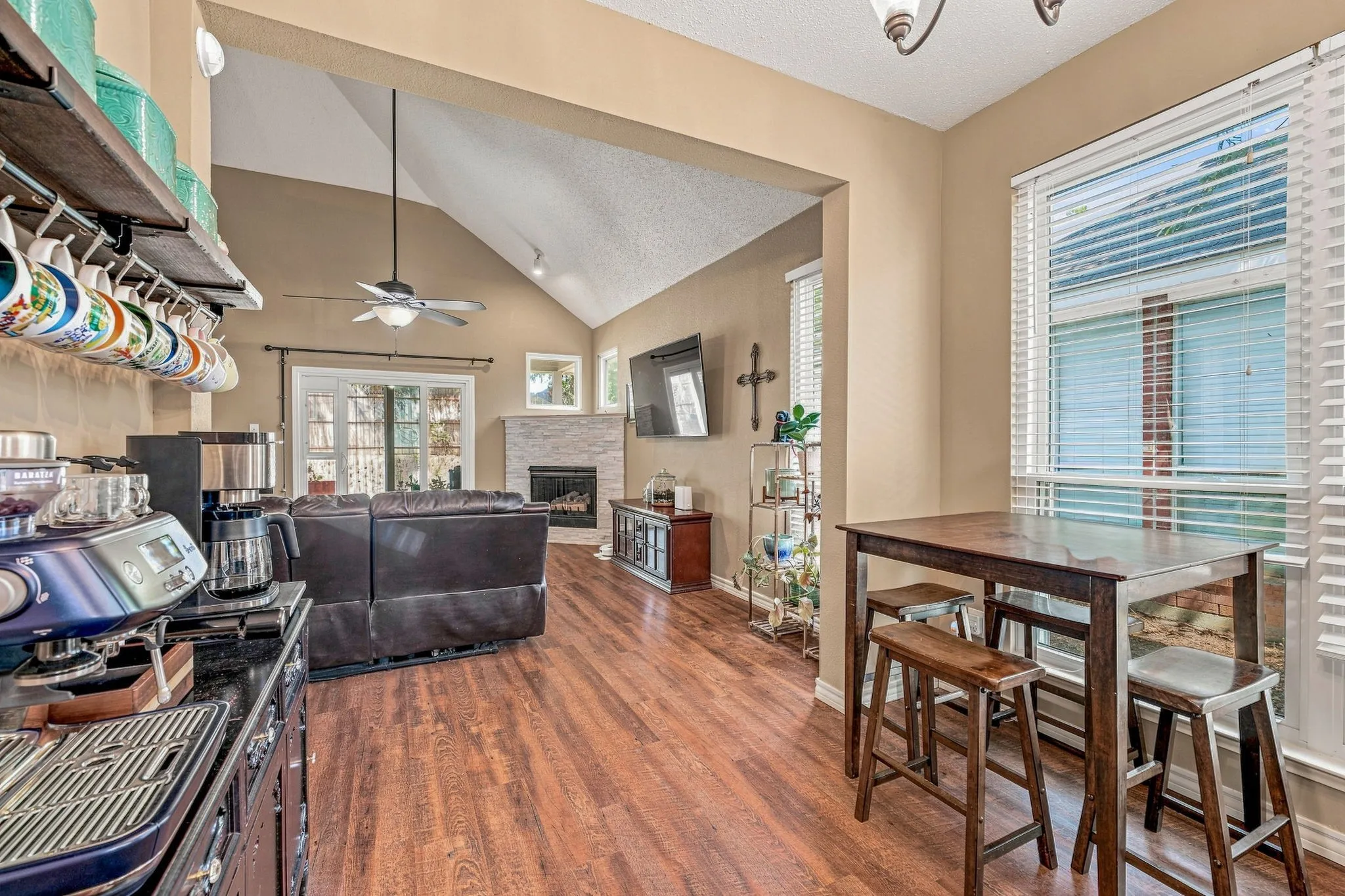 Single Family Residence For Sale in Tarrant County , 6913 Chaco Trail, Fort Worth, Texas 76137, 3 Bedroom, 3 Bathroom, 2 Garage spaces, 2,097 Sqft, built in 1997, mls#21370591, Real Estate Agent in Fort Worth, Homes For Sale in Tarrant county, Homes For Sale in Fort Worth, Realtor in Fort Worth Texas, Real Estate Brokerage Independent Realty Texas, Luminita Cordes Realtor