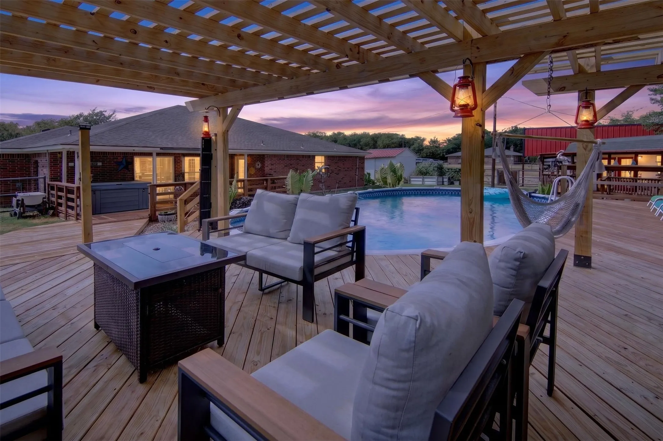 Out door deck and pool
