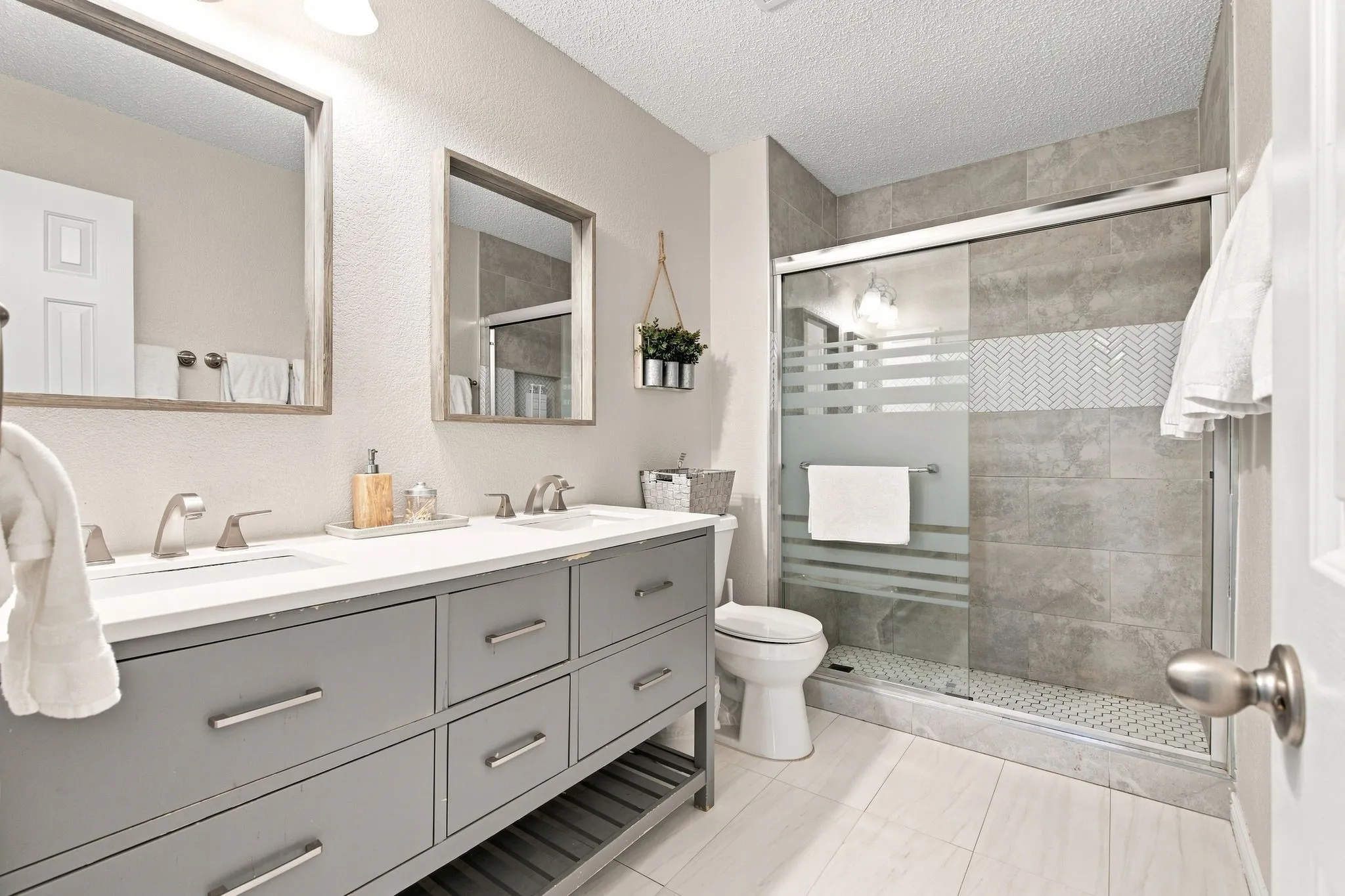 Single Family Residence For Rent in Dallas County , 5456 Maverick Drive, Grand Prairie, Texas 75052, 4 Bedroom, 3 Bathroom, 2 Garage spaces, 3,002 Sqft, built in 2004, mls#21370599, Real Estate Agent in Grand Prairie, Homes For Rent in Dallas county, Homes For Rent in Grand Prairie, Realtor in Grand Prairie Texas, Real Estate Brokerage Independent Realty Texas, Luminita Cordes Realtor