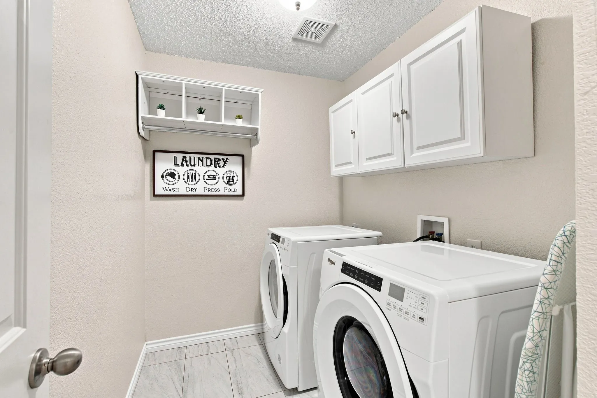 Single Family Residence For Rent in Dallas County , 5456 Maverick Drive, Grand Prairie, Texas 75052, 4 Bedroom, 3 Bathroom, 2 Garage spaces, 3,002 Sqft, built in 2004, mls#21370599, Real Estate Agent in Grand Prairie, Homes For Rent in Dallas county, Homes For Rent in Grand Prairie, Realtor in Grand Prairie Texas, Real Estate Brokerage Independent Realty Texas, Luminita Cordes Realtor