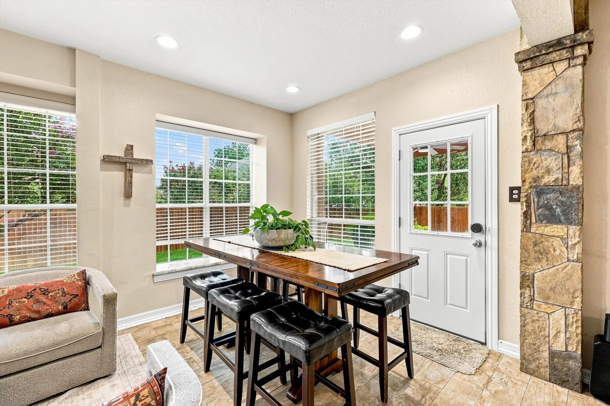 Single Family Residence For Sale in Tarrant County , 1303 Stone Lakes Drive, Southlake, Texas 76092, 6 Bedroom, 5 Bathroom, 3 Garage spaces, 4,760 Sqft, built in 1993, mls#21367750, Real Estate Agent in Southlake, Homes For Sale in Tarrant county, Homes For Sale in Southlake, Realtor in Southlake Texas, Real Estate Brokerage Independent Realty Texas, Luminita Cordes Realtor