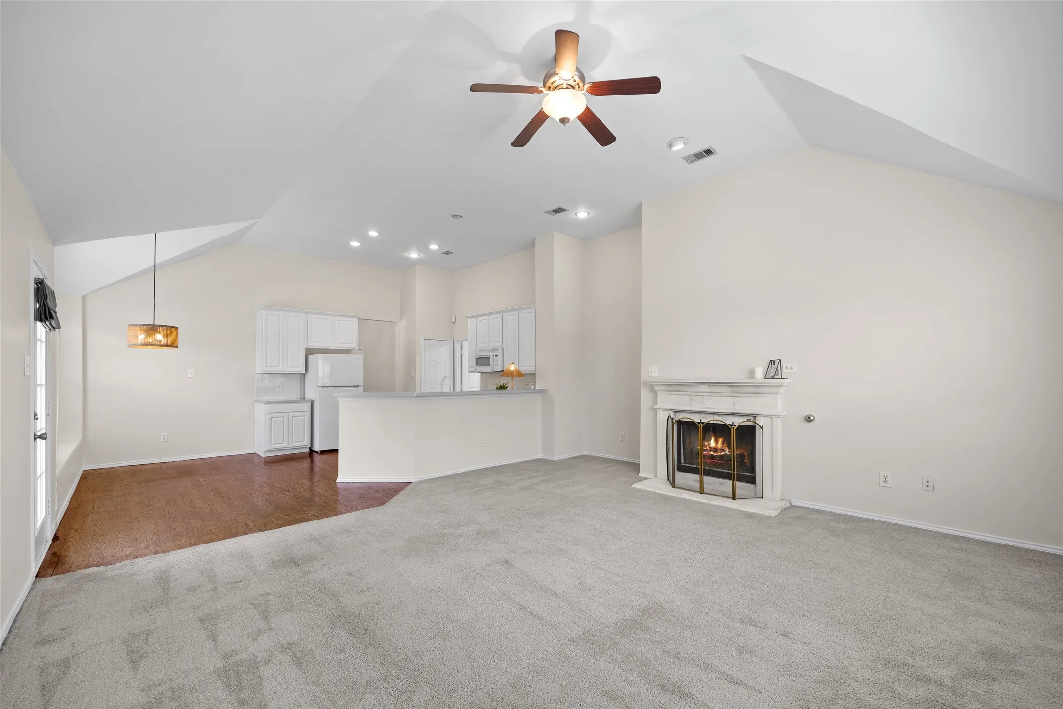 Single Family Residence For Rent in Rockwall County , 2120 Crestlake Drive, Rockwall, Texas 75087, 3 Bedroom, 2 Bathroom, 2 Garage spaces, 2,033 Sqft, built in 1999, mls#21370628, Real Estate Agent in Rockwall, Homes For Rent in Rockwall county, Homes For Rent in Rockwall, Realtor in Rockwall Texas, Real Estate Brokerage Independent Realty Texas, Luminita Cordes Realtor