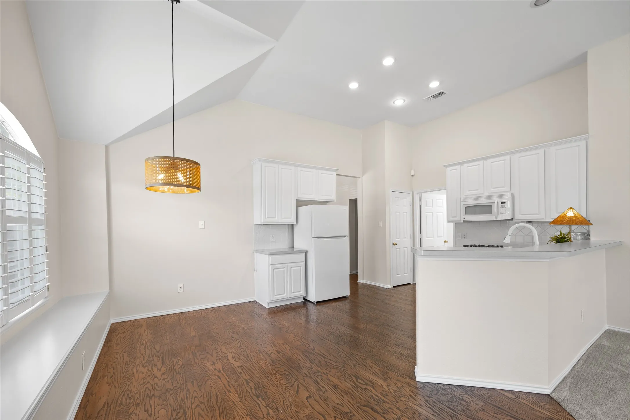 Single Family Residence For Rent in Rockwall County , 2120 Crestlake Drive, Rockwall, Texas 75087, 3 Bedroom, 2 Bathroom, 2 Garage spaces, 2,033 Sqft, built in 1999, mls#21370628, Real Estate Agent in Rockwall, Homes For Rent in Rockwall county, Homes For Rent in Rockwall, Realtor in Rockwall Texas, Real Estate Brokerage Independent Realty Texas, Luminita Cordes Realtor