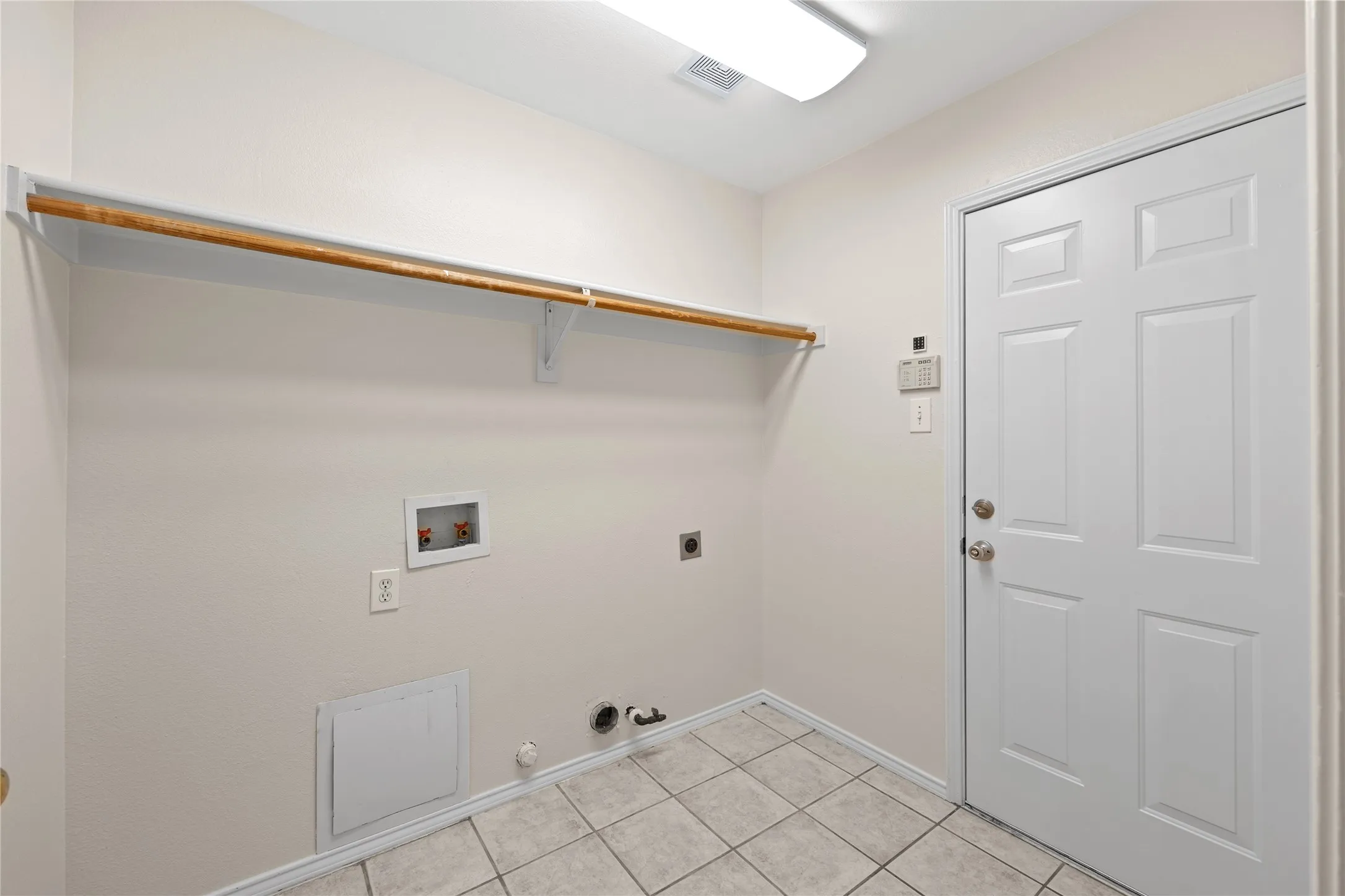 Single Family Residence For Rent in Rockwall County , 2120 Crestlake Drive, Rockwall, Texas 75087, 3 Bedroom, 2 Bathroom, 2 Garage spaces, 2,033 Sqft, built in 1999, mls#21370628, Real Estate Agent in Rockwall, Homes For Rent in Rockwall county, Homes For Rent in Rockwall, Realtor in Rockwall Texas, Real Estate Brokerage Independent Realty Texas, Luminita Cordes Realtor