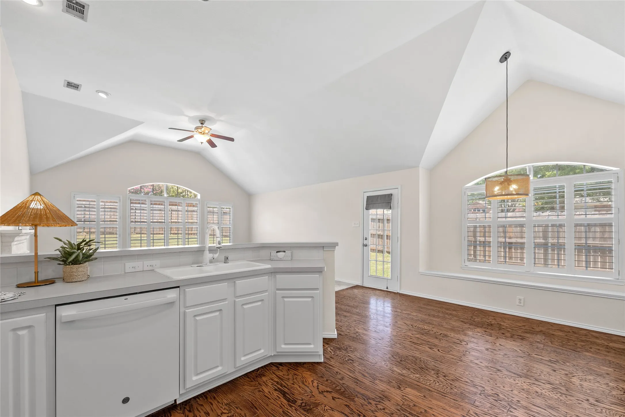 Single Family Residence For Rent in Rockwall County , 2120 Crestlake Drive, Rockwall, Texas 75087, 3 Bedroom, 2 Bathroom, 2 Garage spaces, 2,033 Sqft, built in 1999, mls#21370628, Real Estate Agent in Rockwall, Homes For Rent in Rockwall county, Homes For Rent in Rockwall, Realtor in Rockwall Texas, Real Estate Brokerage Independent Realty Texas, Luminita Cordes Realtor