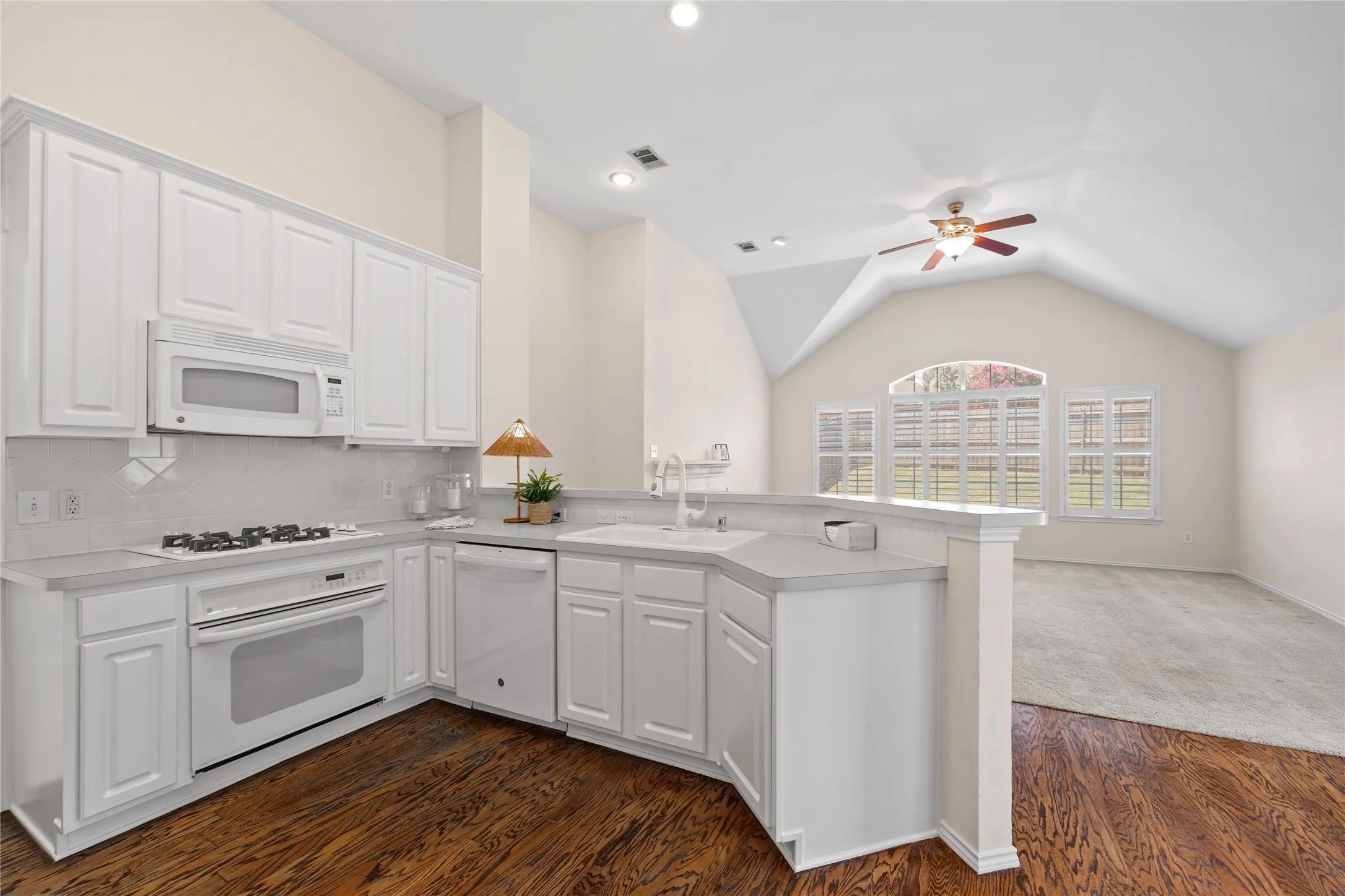 Single Family Residence For Rent in Rockwall County , 2120 Crestlake Drive, Rockwall, Texas 75087, 3 Bedroom, 2 Bathroom, 2 Garage spaces, 2,033 Sqft, built in 1999, mls#21370628, Real Estate Agent in Rockwall, Homes For Rent in Rockwall county, Homes For Rent in Rockwall, Realtor in Rockwall Texas, Real Estate Brokerage Independent Realty Texas, Luminita Cordes Realtor