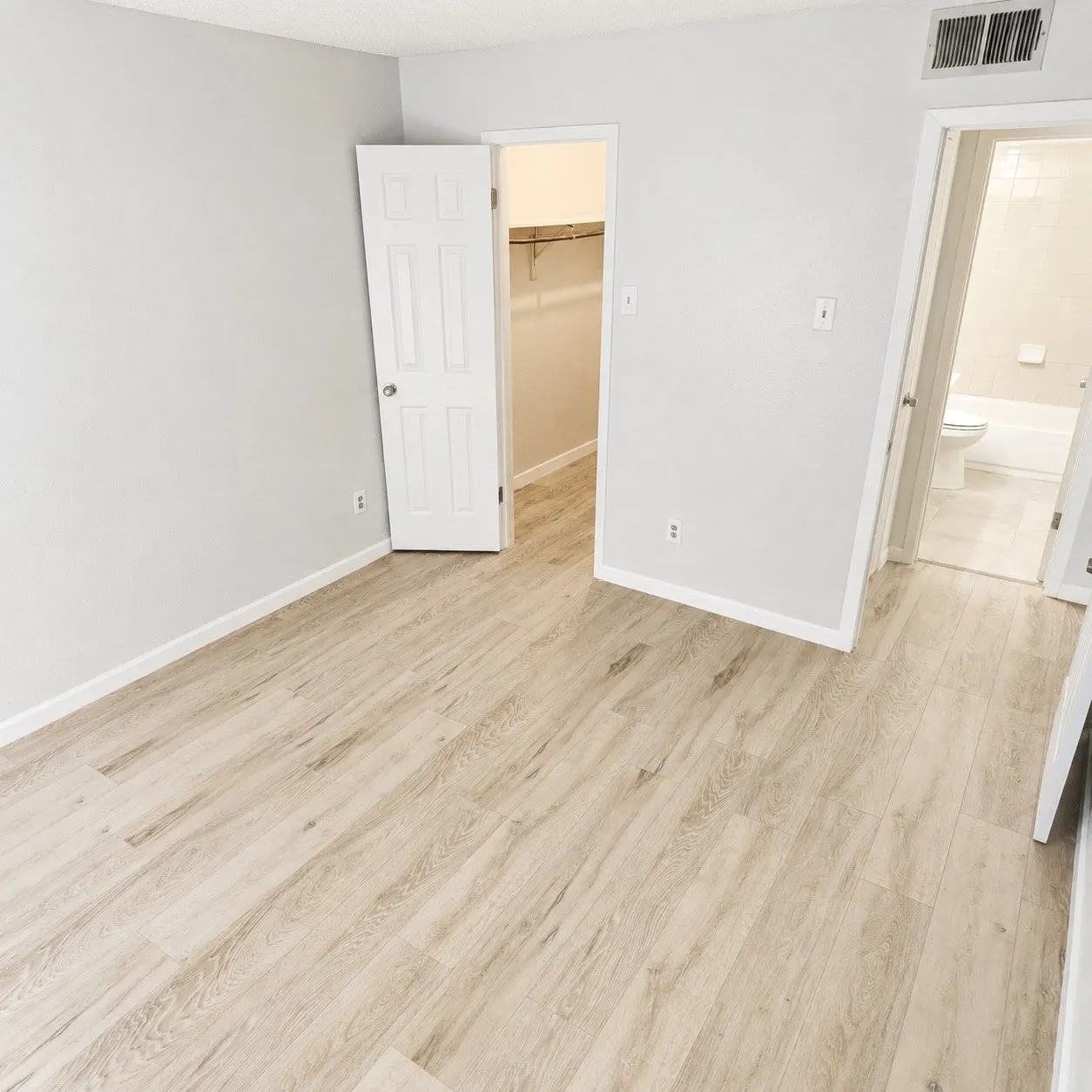 Condominium For Rent in Dallas County , 8110 Skillman Street 1002, Dallas, Texas 75231, 1 Bedroom, 1 Bathroom, Garage spaces, 569 Sqft, built in 1980, mls#21368712, Real Estate Agent in Dallas, Homes For Rent in Dallas county, Homes For Rent in Dallas, Realtor in Dallas Texas, Real Estate Brokerage Independent Realty Texas, Luminita Cordes Realtor
