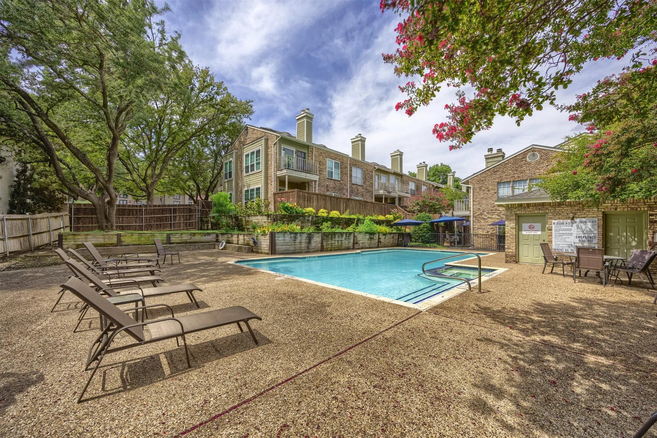 Condominium For Sale in Dallas County , 7151 Gaston Avenue 910, Dallas, Texas 75214, 2 Bedroom, 3 Bathroom, 1 Garage spaces, 1,087 Sqft, built in 1983, mls#21369646, Real Estate Agent in Dallas, Homes For Sale in Dallas county, Homes For Sale in Dallas, Realtor in Dallas Texas, Real Estate Brokerage Independent Realty Texas, Luminita Cordes Realtor