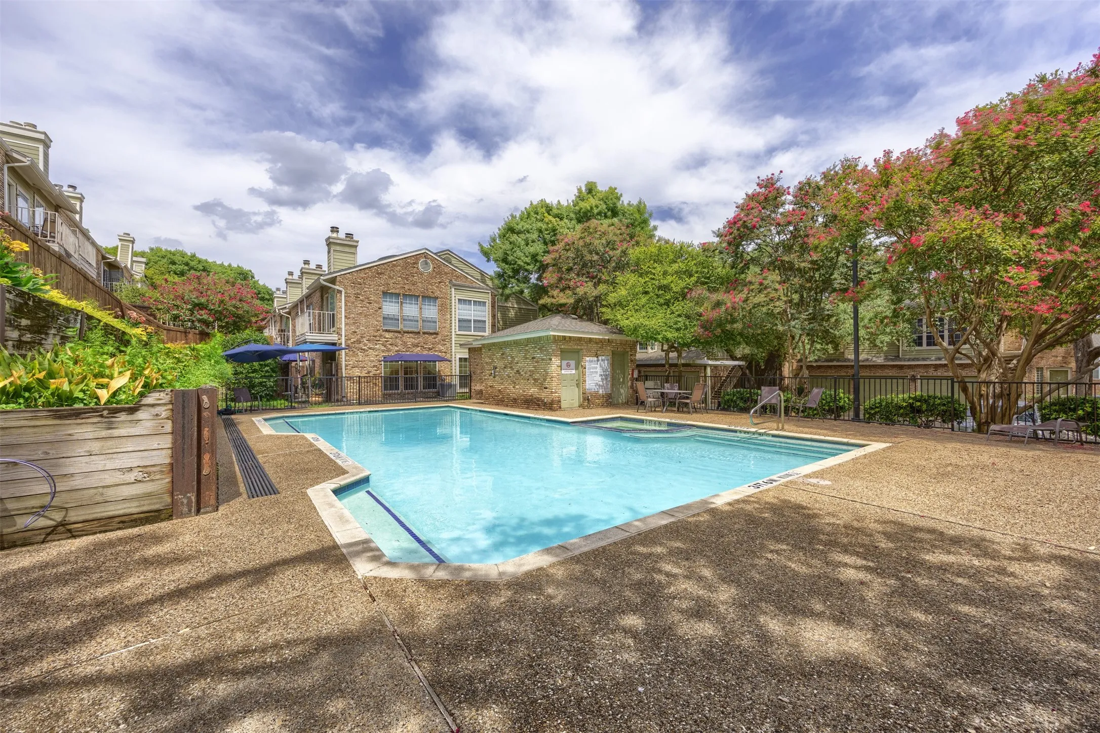 Condominium For Sale in Dallas County , 7151 Gaston Avenue 910, Dallas, Texas 75214, 2 Bedroom, 3 Bathroom, 1 Garage spaces, 1,087 Sqft, built in 1983, mls#21369646, Real Estate Agent in Dallas, Homes For Sale in Dallas county, Homes For Sale in Dallas, Realtor in Dallas Texas, Real Estate Brokerage Independent Realty Texas, Luminita Cordes Realtor