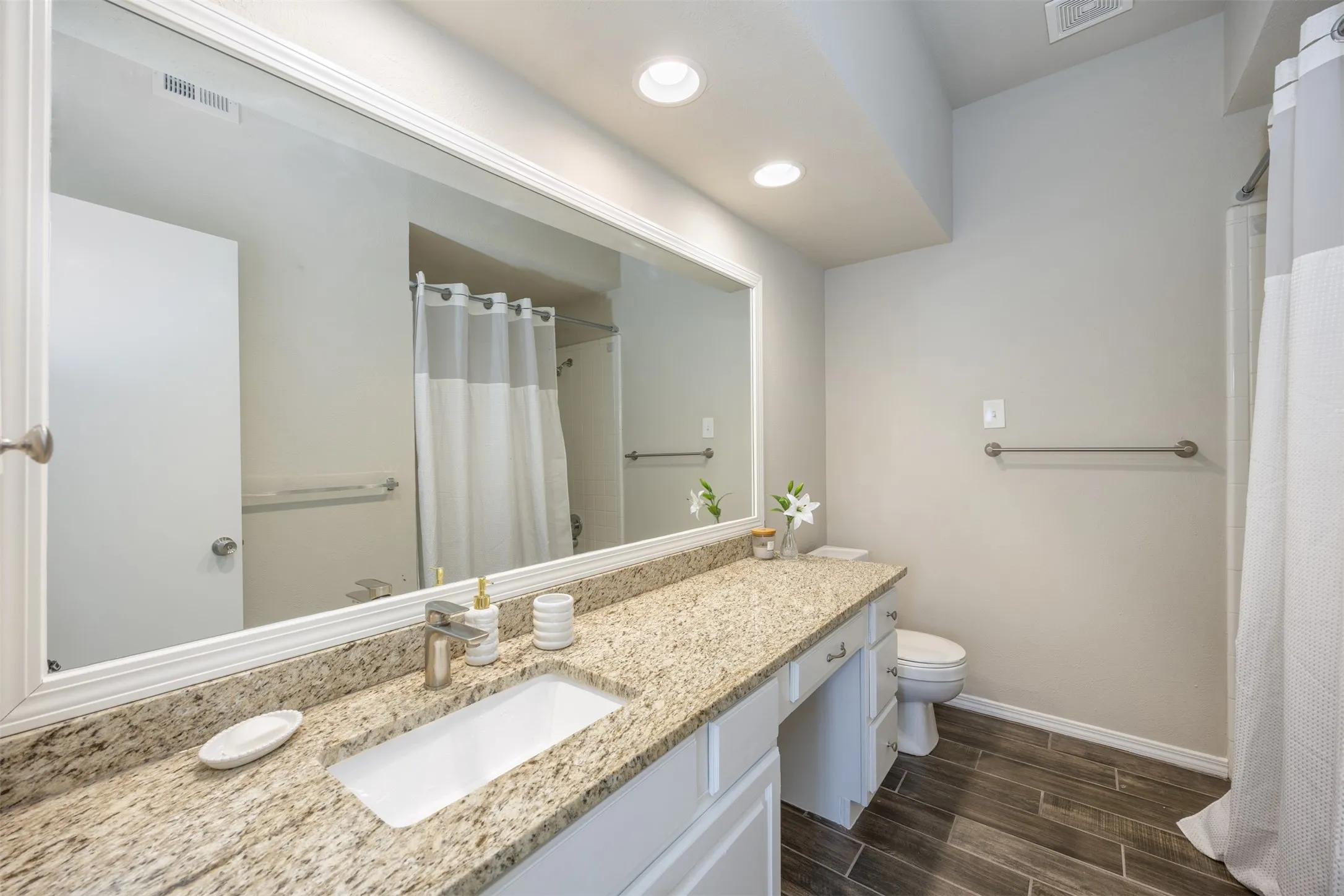 Condominium For Sale in Dallas County , 7151 Gaston Avenue 910, Dallas, Texas 75214, 2 Bedroom, 3 Bathroom, 1 Garage spaces, 1,087 Sqft, built in 1983, mls#21369646, Real Estate Agent in Dallas, Homes For Sale in Dallas county, Homes For Sale in Dallas, Realtor in Dallas Texas, Real Estate Brokerage Independent Realty Texas, Luminita Cordes Realtor