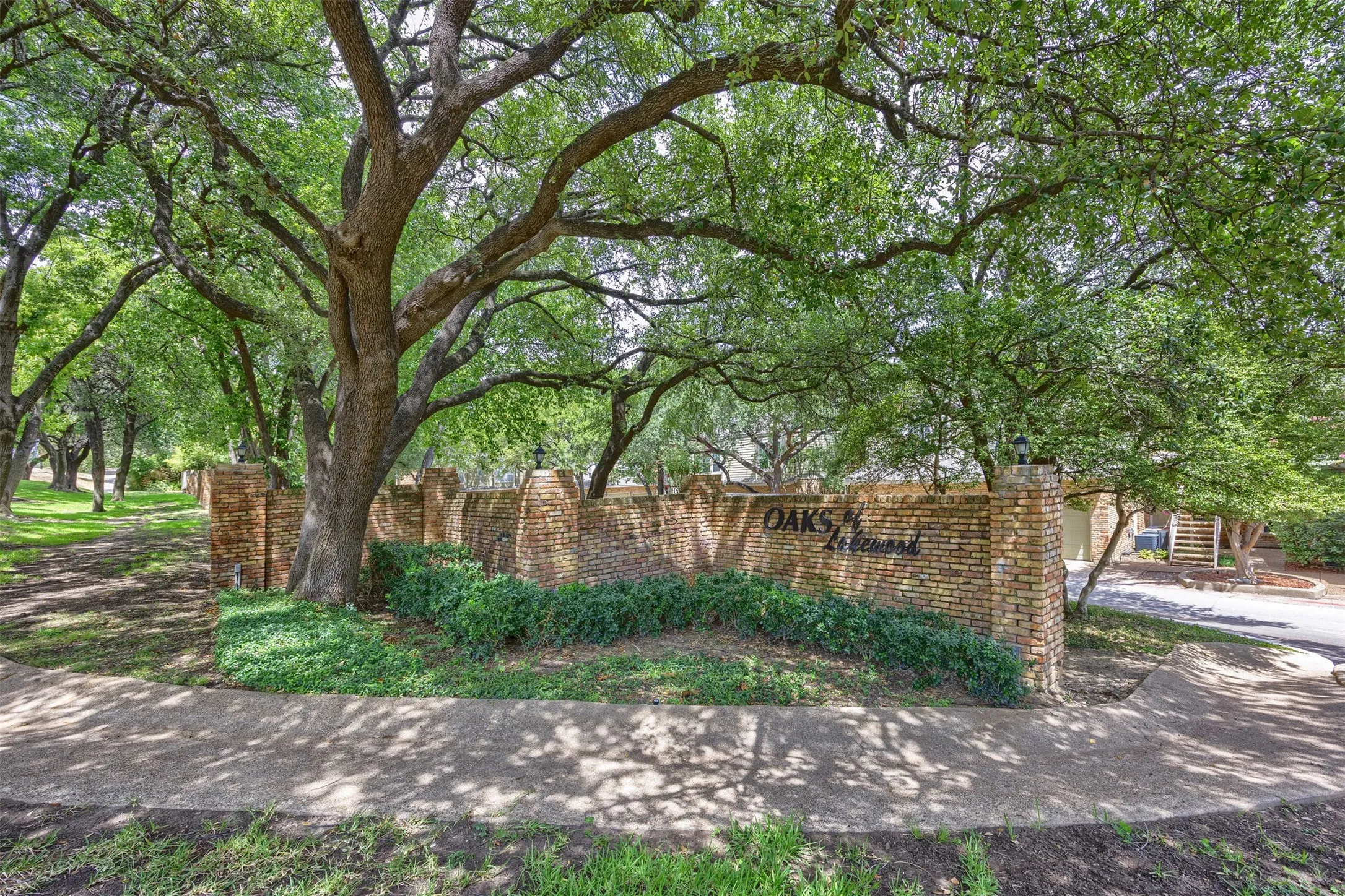 Condominium For Sale in Dallas County , 7151 Gaston Avenue 910, Dallas, Texas 75214, 2 Bedroom, 3 Bathroom, 1 Garage spaces, 1,087 Sqft, built in 1983, mls#21369646, Real Estate Agent in Dallas, Homes For Sale in Dallas county, Homes For Sale in Dallas, Realtor in Dallas Texas, Real Estate Brokerage Independent Realty Texas, Luminita Cordes Realtor