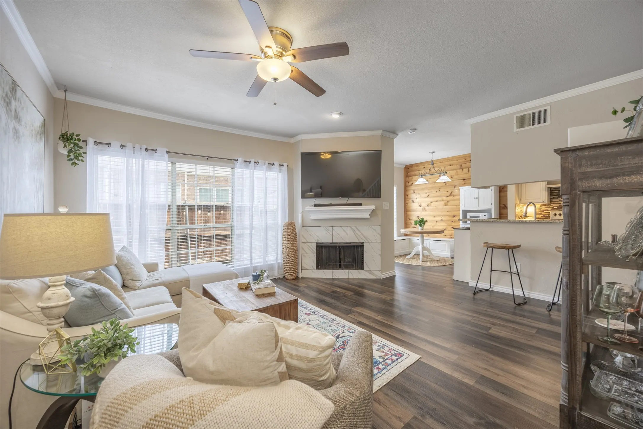Condominium For Sale in Dallas County , 7151 Gaston Avenue 910, Dallas, Texas 75214, 2 Bedroom, 3 Bathroom, 1 Garage spaces, 1,087 Sqft, built in 1983, mls#21369646, Real Estate Agent in Dallas, Homes For Sale in Dallas county, Homes For Sale in Dallas, Realtor in Dallas Texas, Real Estate Brokerage Independent Realty Texas, Luminita Cordes Realtor