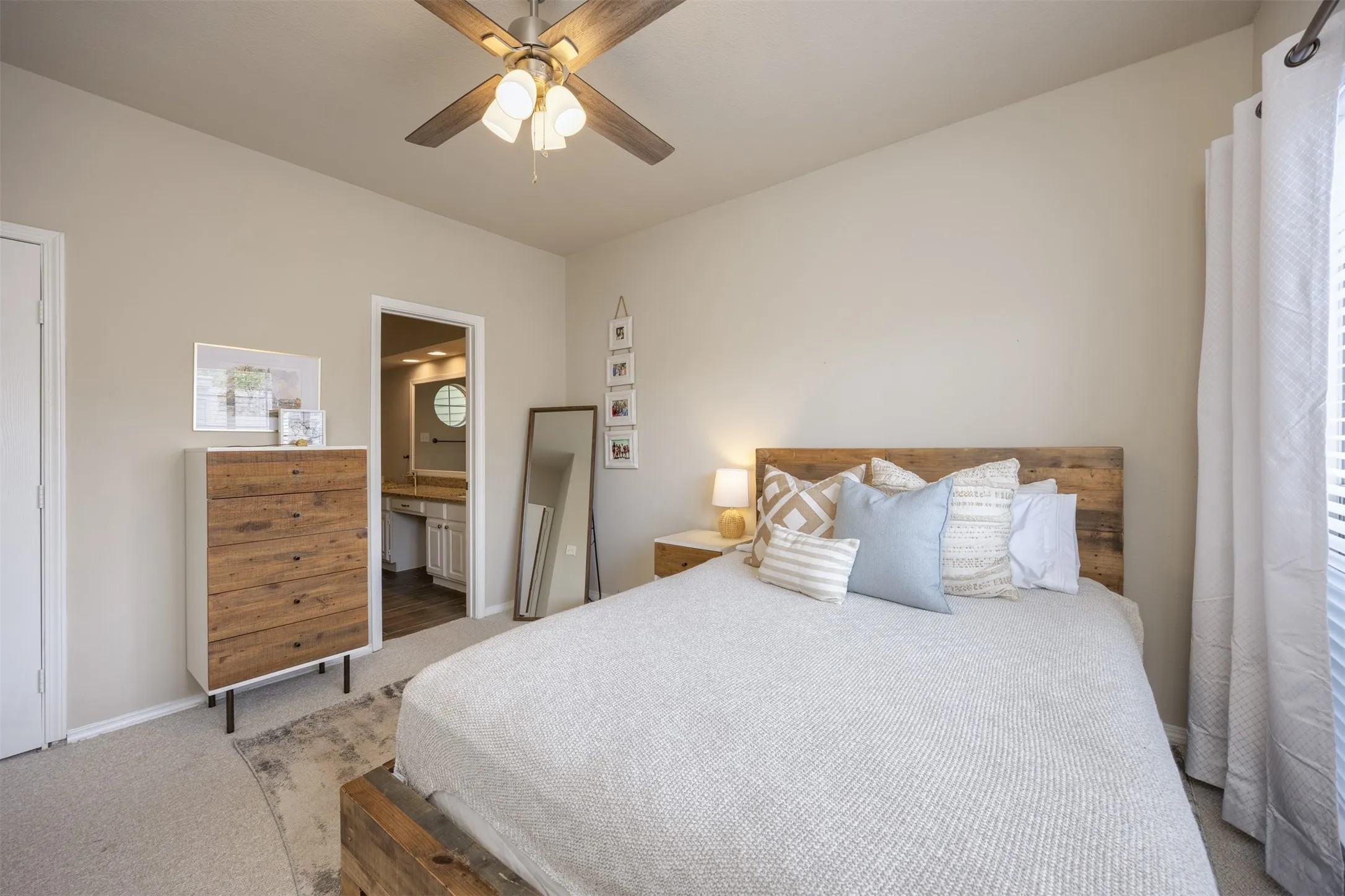 Condominium For Sale in Dallas County , 7151 Gaston Avenue 910, Dallas, Texas 75214, 2 Bedroom, 3 Bathroom, 1 Garage spaces, 1,087 Sqft, built in 1983, mls#21369646, Real Estate Agent in Dallas, Homes For Sale in Dallas county, Homes For Sale in Dallas, Realtor in Dallas Texas, Real Estate Brokerage Independent Realty Texas, Luminita Cordes Realtor