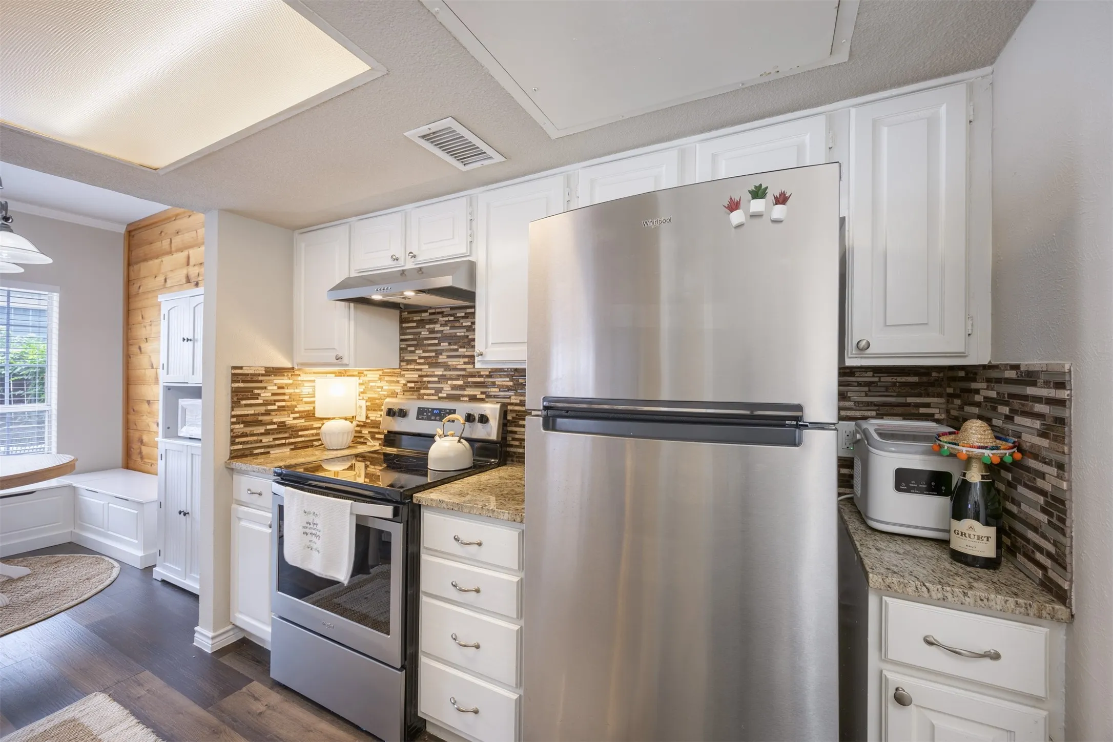 Condominium For Sale in Dallas County , 7151 Gaston Avenue 910, Dallas, Texas 75214, 2 Bedroom, 3 Bathroom, 1 Garage spaces, 1,087 Sqft, built in 1983, mls#21369646, Real Estate Agent in Dallas, Homes For Sale in Dallas county, Homes For Sale in Dallas, Realtor in Dallas Texas, Real Estate Brokerage Independent Realty Texas, Luminita Cordes Realtor