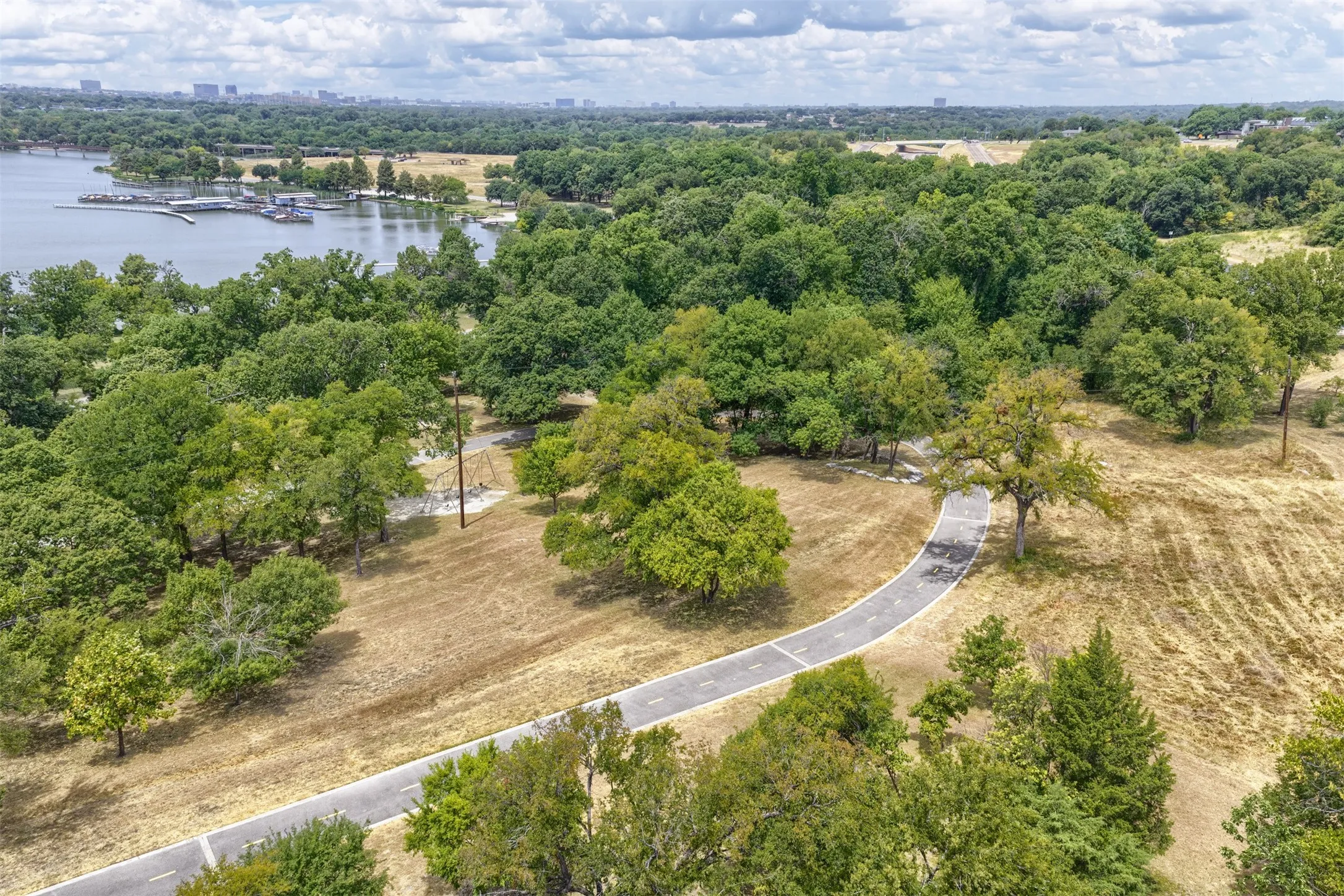 Condominium For Sale in Dallas County , 7151 Gaston Avenue 910, Dallas, Texas 75214, 2 Bedroom, 3 Bathroom, 1 Garage spaces, 1,087 Sqft, built in 1983, mls#21369646, Real Estate Agent in Dallas, Homes For Sale in Dallas county, Homes For Sale in Dallas, Realtor in Dallas Texas, Real Estate Brokerage Independent Realty Texas, Luminita Cordes Realtor