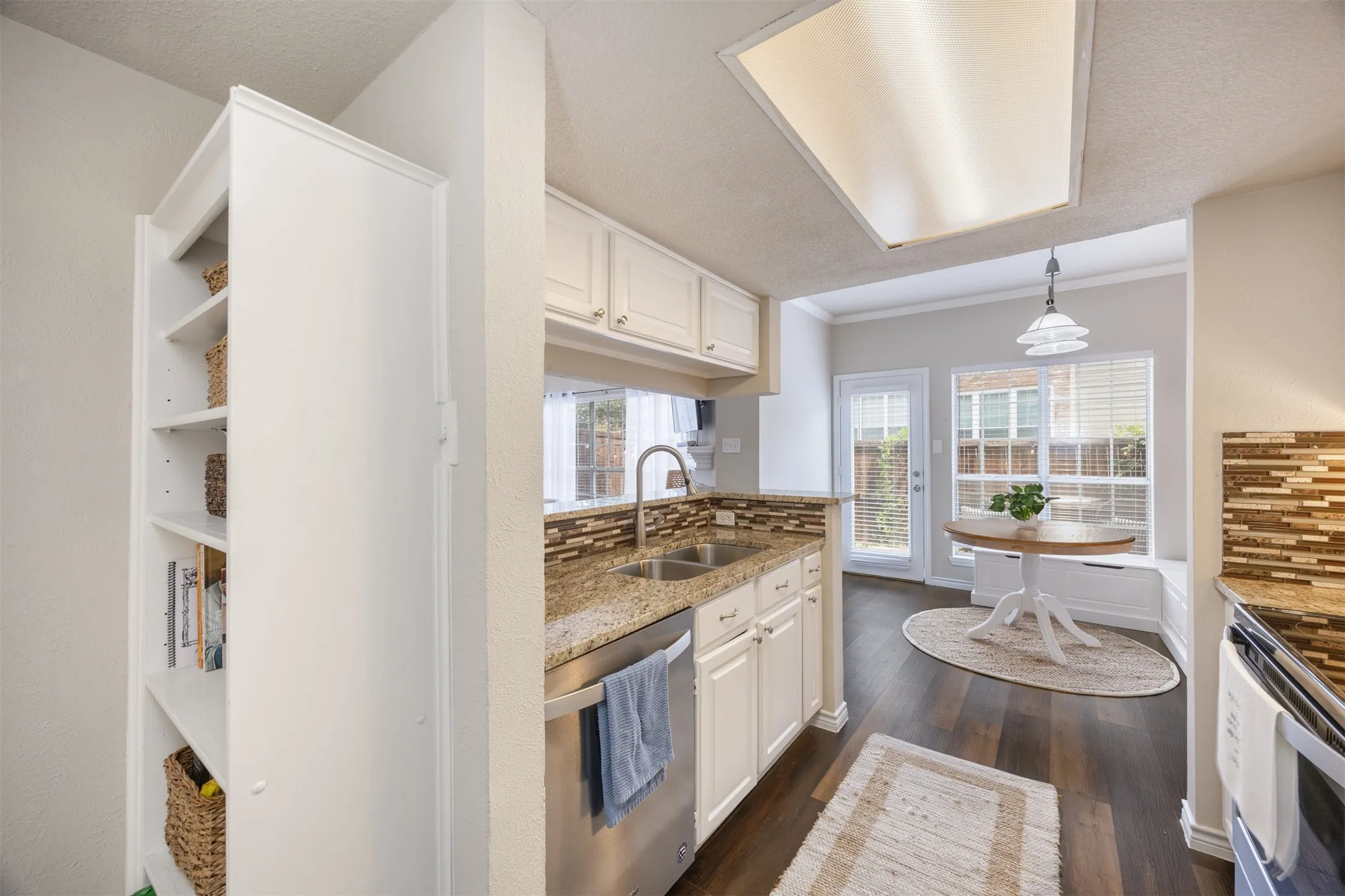 Condominium For Sale in Dallas County , 7151 Gaston Avenue 910, Dallas, Texas 75214, 2 Bedroom, 3 Bathroom, 1 Garage spaces, 1,087 Sqft, built in 1983, mls#21369646, Real Estate Agent in Dallas, Homes For Sale in Dallas county, Homes For Sale in Dallas, Realtor in Dallas Texas, Real Estate Brokerage Independent Realty Texas, Luminita Cordes Realtor