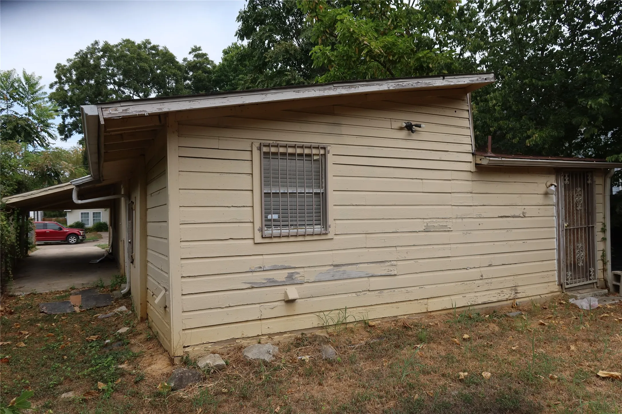 Single Family Residence For Sale in Dallas County , 4011 Coolidge Street, Dallas, Texas 75215, 4 Bedroom, 3 Bathroom, Garage spaces, 1,302 Sqft, built in 1921, mls#21370653, Real Estate Agent in Dallas, Homes For Sale in Dallas county, Homes For Sale in Dallas, Realtor in Dallas Texas, Real Estate Brokerage Independent Realty Texas, Luminita Cordes Realtor