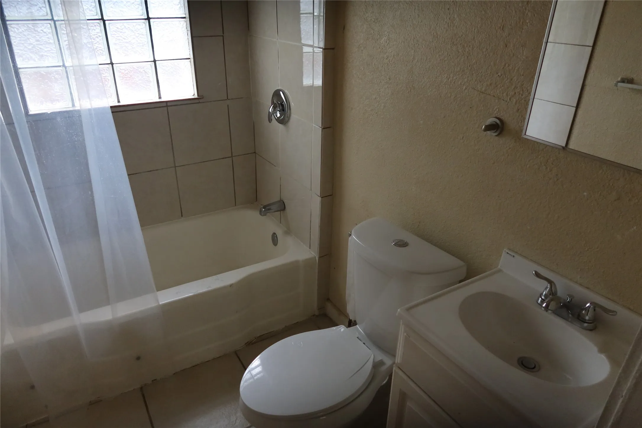 Single Family Residence For Sale in Dallas County , 4011 Coolidge Street, Dallas, Texas 75215, 4 Bedroom, 3 Bathroom, Garage spaces, 1,302 Sqft, built in 1921, mls#21370653, Real Estate Agent in Dallas, Homes For Sale in Dallas county, Homes For Sale in Dallas, Realtor in Dallas Texas, Real Estate Brokerage Independent Realty Texas, Luminita Cordes Realtor