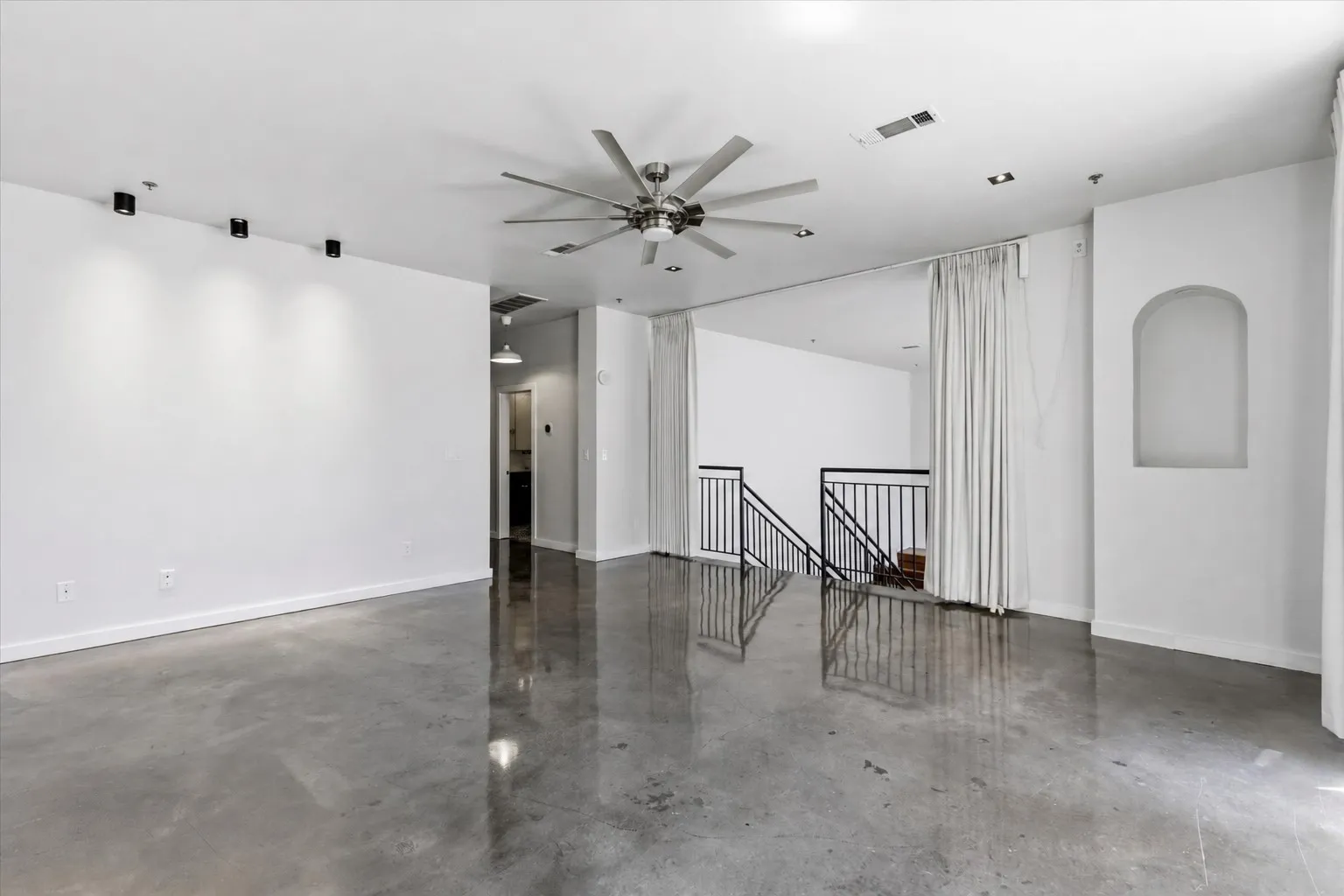 Condominium For Rent in Dallas County , 509 Elm Street 604, Dallas, Texas 75202, 4 Bedroom, 3 Bathroom, 2 Garage spaces, 2,522 Sqft, built in 1930, mls#21368501, Real Estate Agent in Dallas, Homes For Rent in Dallas county, Homes For Rent in Dallas, Realtor in Dallas Texas, Real Estate Brokerage Independent Realty Texas, Luminita Cordes Realtor