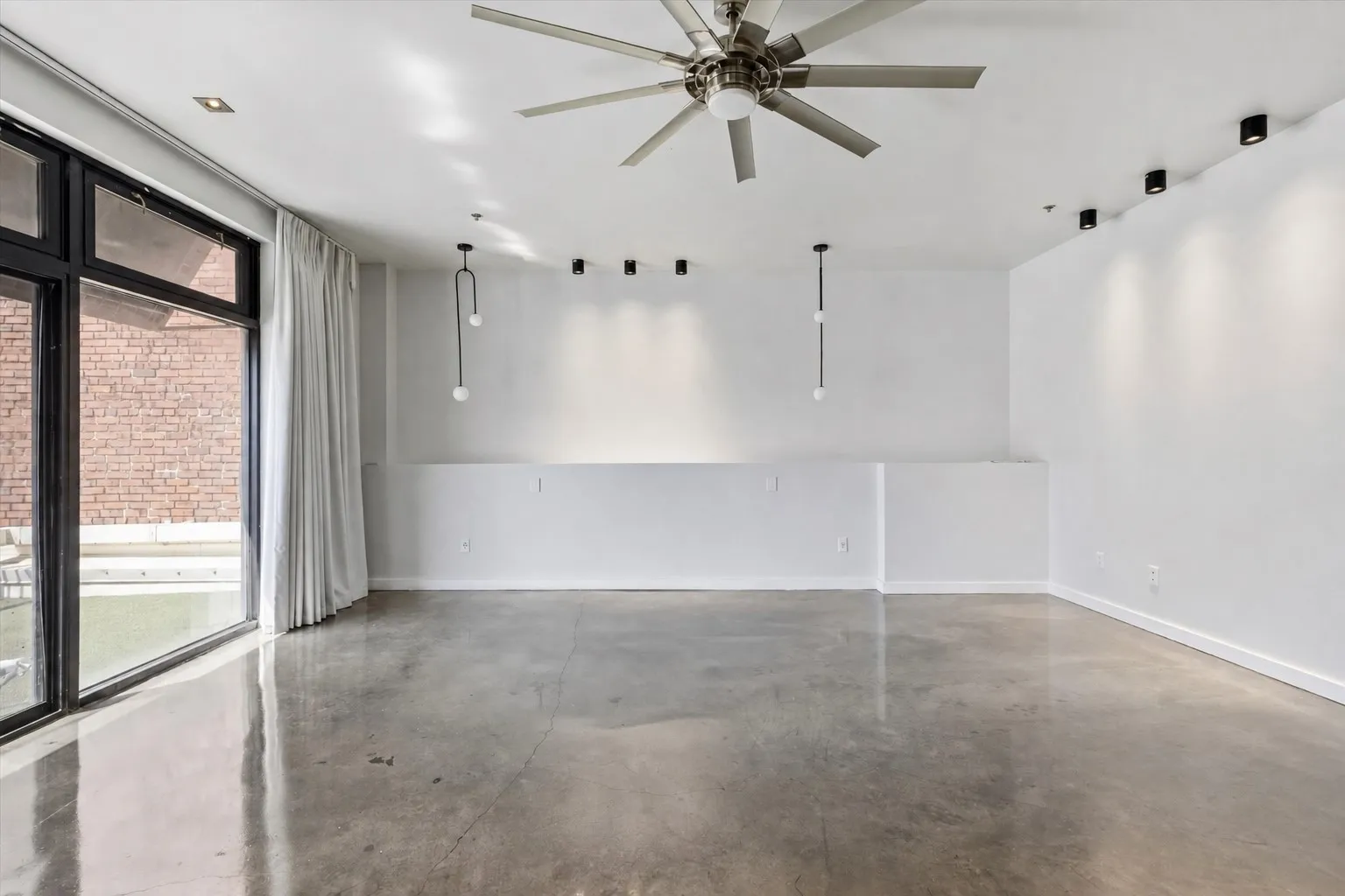 Condominium For Rent in Dallas County , 509 Elm Street 604, Dallas, Texas 75202, 4 Bedroom, 3 Bathroom, 2 Garage spaces, 2,522 Sqft, built in 1930, mls#21368501, Real Estate Agent in Dallas, Homes For Rent in Dallas county, Homes For Rent in Dallas, Realtor in Dallas Texas, Real Estate Brokerage Independent Realty Texas, Luminita Cordes Realtor