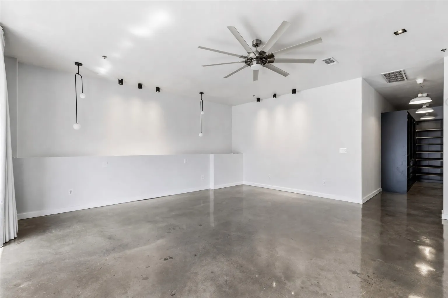 Condominium For Rent in Dallas County , 509 Elm Street 604, Dallas, Texas 75202, 4 Bedroom, 3 Bathroom, 2 Garage spaces, 2,522 Sqft, built in 1930, mls#21368501, Real Estate Agent in Dallas, Homes For Rent in Dallas county, Homes For Rent in Dallas, Realtor in Dallas Texas, Real Estate Brokerage Independent Realty Texas, Luminita Cordes Realtor