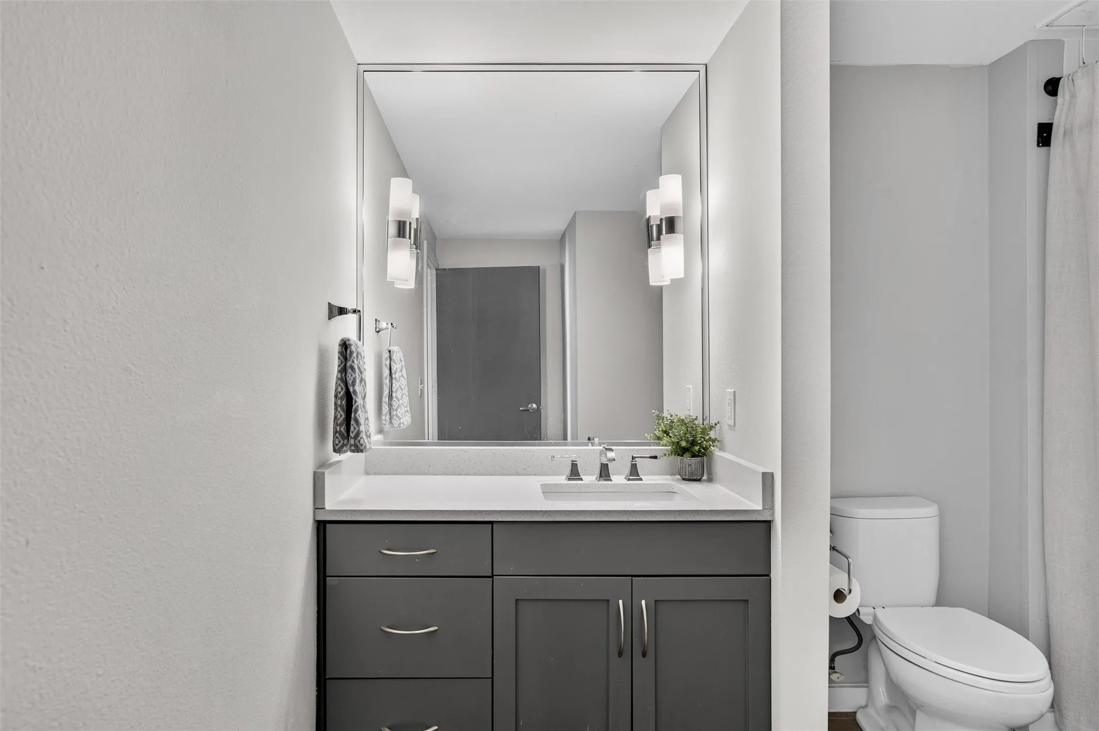Condominium For Sale in Dallas County , 5609 Smu Boulevard 512, Dallas, Texas 75206, 1 Bedroom, 1 Bathroom, 1 Garage spaces, 752 Sqft, built in 2008, mls#21370459, Real Estate Agent in Dallas, Homes For Sale in Dallas county, Homes For Sale in Dallas, Realtor in Dallas Texas, Real Estate Brokerage Independent Realty Texas, Luminita Cordes Realtor
