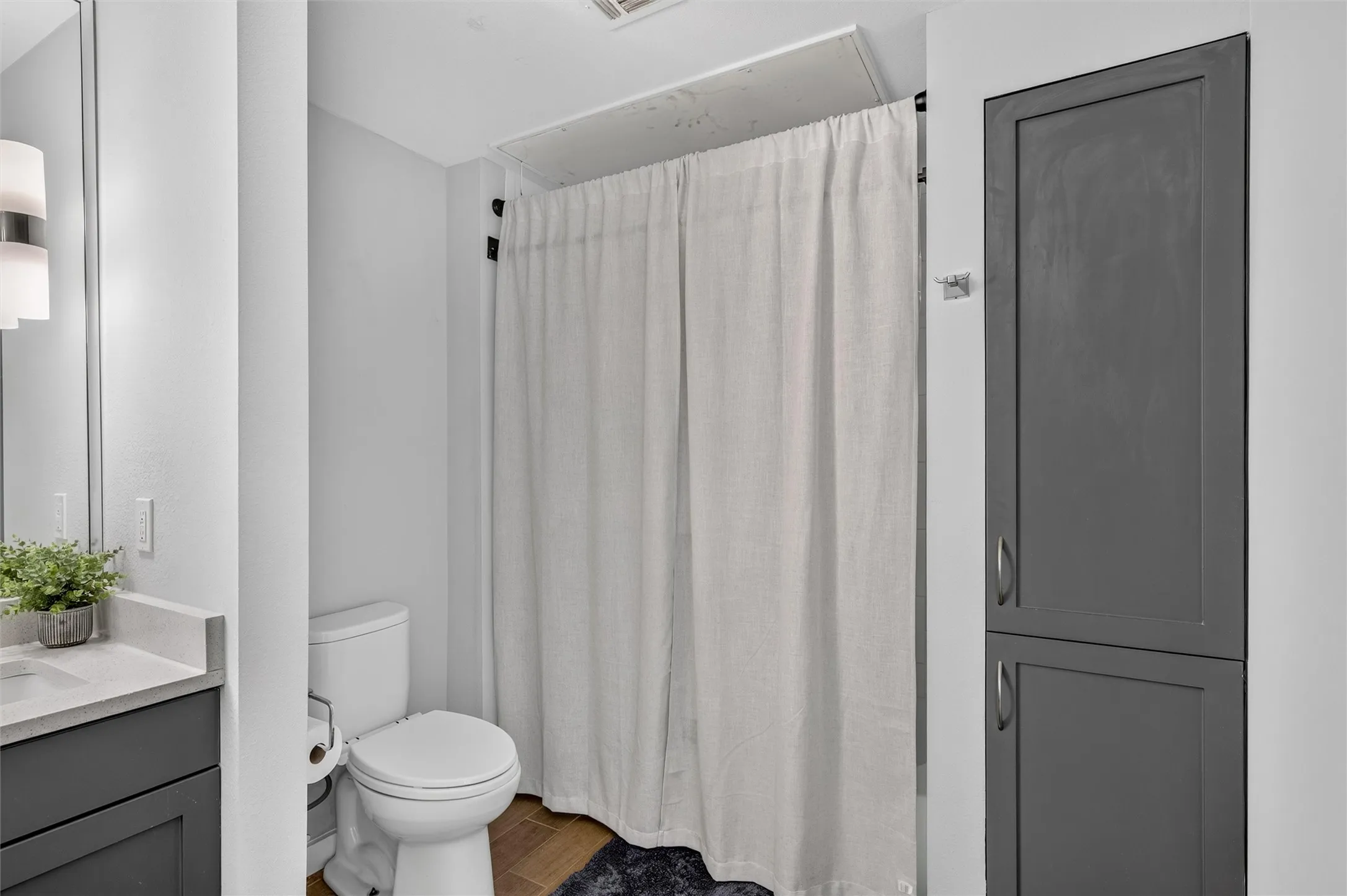 Condominium For Sale in Dallas County , 5609 Smu Boulevard 512, Dallas, Texas 75206, 1 Bedroom, 1 Bathroom, 1 Garage spaces, 752 Sqft, built in 2008, mls#21370459, Real Estate Agent in Dallas, Homes For Sale in Dallas county, Homes For Sale in Dallas, Realtor in Dallas Texas, Real Estate Brokerage Independent Realty Texas, Luminita Cordes Realtor