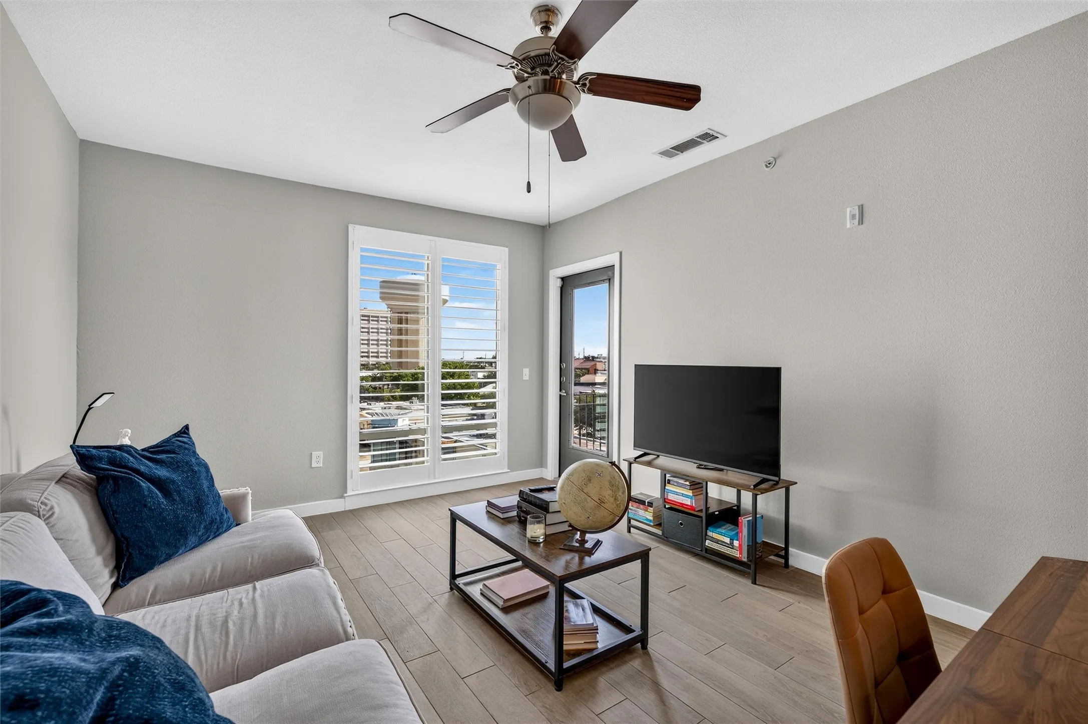 Condominium For Sale in Dallas County , 5609 Smu Boulevard 512, Dallas, Texas 75206, 1 Bedroom, 1 Bathroom, 1 Garage spaces, 752 Sqft, built in 2008, mls#21370459, Real Estate Agent in Dallas, Homes For Sale in Dallas county, Homes For Sale in Dallas, Realtor in Dallas Texas, Real Estate Brokerage Independent Realty Texas, Luminita Cordes Realtor
