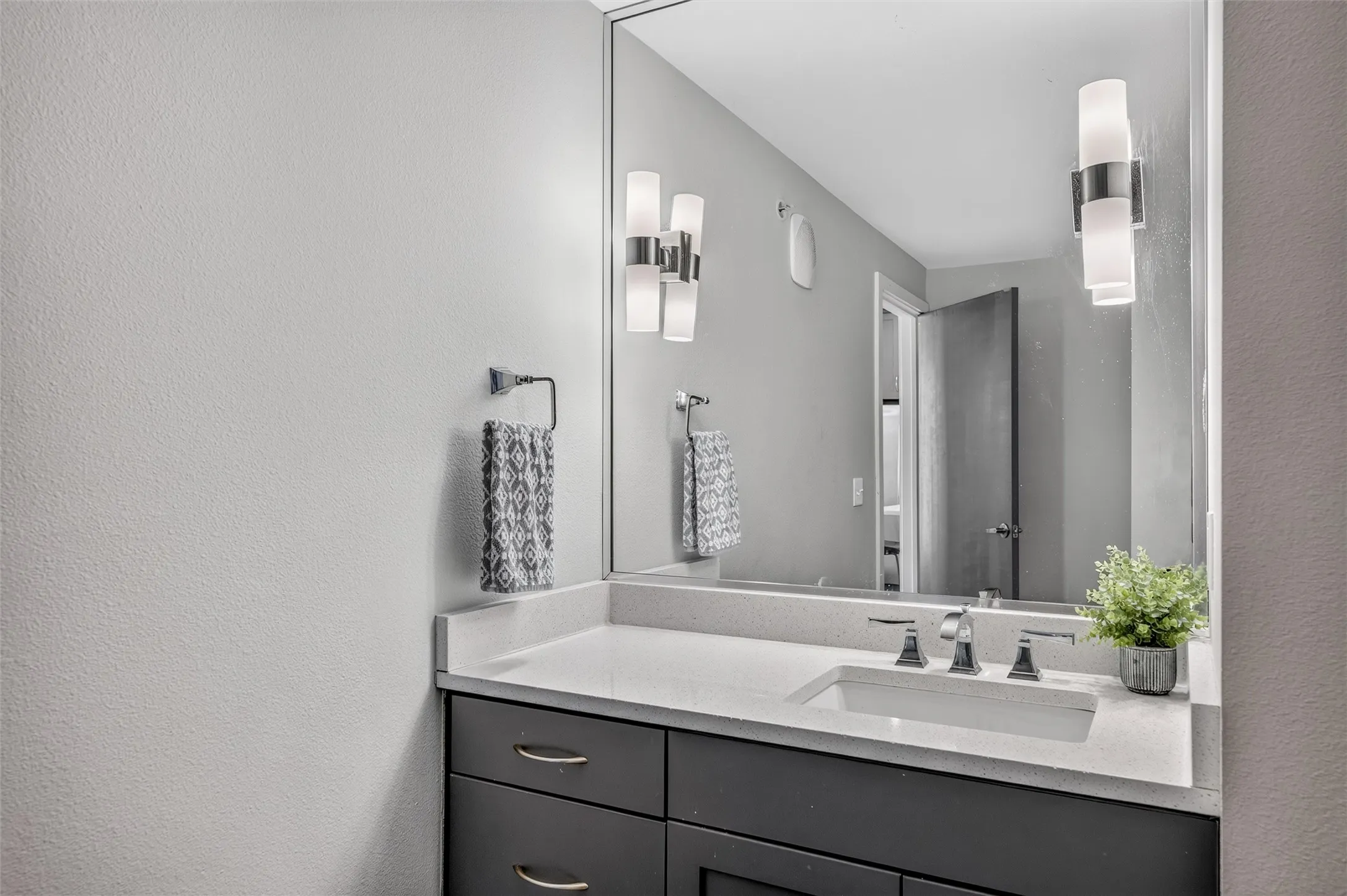 Condominium For Sale in Dallas County , 5609 Smu Boulevard 512, Dallas, Texas 75206, 1 Bedroom, 1 Bathroom, 1 Garage spaces, 752 Sqft, built in 2008, mls#21370459, Real Estate Agent in Dallas, Homes For Sale in Dallas county, Homes For Sale in Dallas, Realtor in Dallas Texas, Real Estate Brokerage Independent Realty Texas, Luminita Cordes Realtor