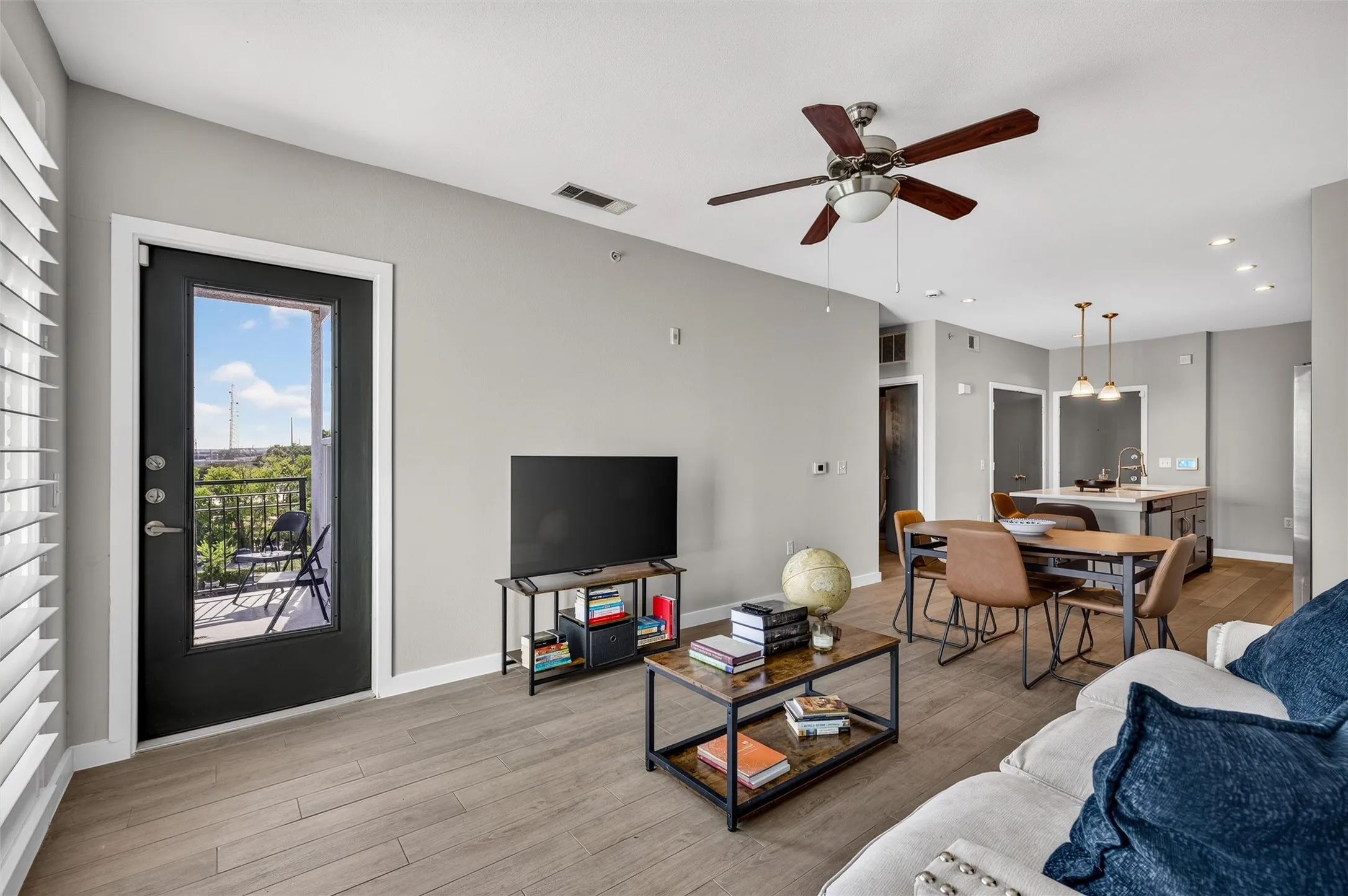 Condominium For Sale in Dallas County , 5609 Smu Boulevard 512, Dallas, Texas 75206, 1 Bedroom, 1 Bathroom, 1 Garage spaces, 752 Sqft, built in 2008, mls#21370459, Real Estate Agent in Dallas, Homes For Sale in Dallas county, Homes For Sale in Dallas, Realtor in Dallas Texas, Real Estate Brokerage Independent Realty Texas, Luminita Cordes Realtor