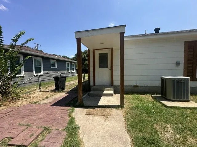 Duplex For Rent in Kaufman County , 405 Maple Drive, Terrell, Texas 75160, 2 Bedroom, 1 Bathroom, 1 Garage spaces, 860 Sqft, built in 1952, mls#21370659, Real Estate Agent in Terrell, Homes For Rent in Kaufman county, Homes For Rent in Terrell, Realtor in Terrell Texas, Real Estate Brokerage Independent Realty Texas, Luminita Cordes Realtor
