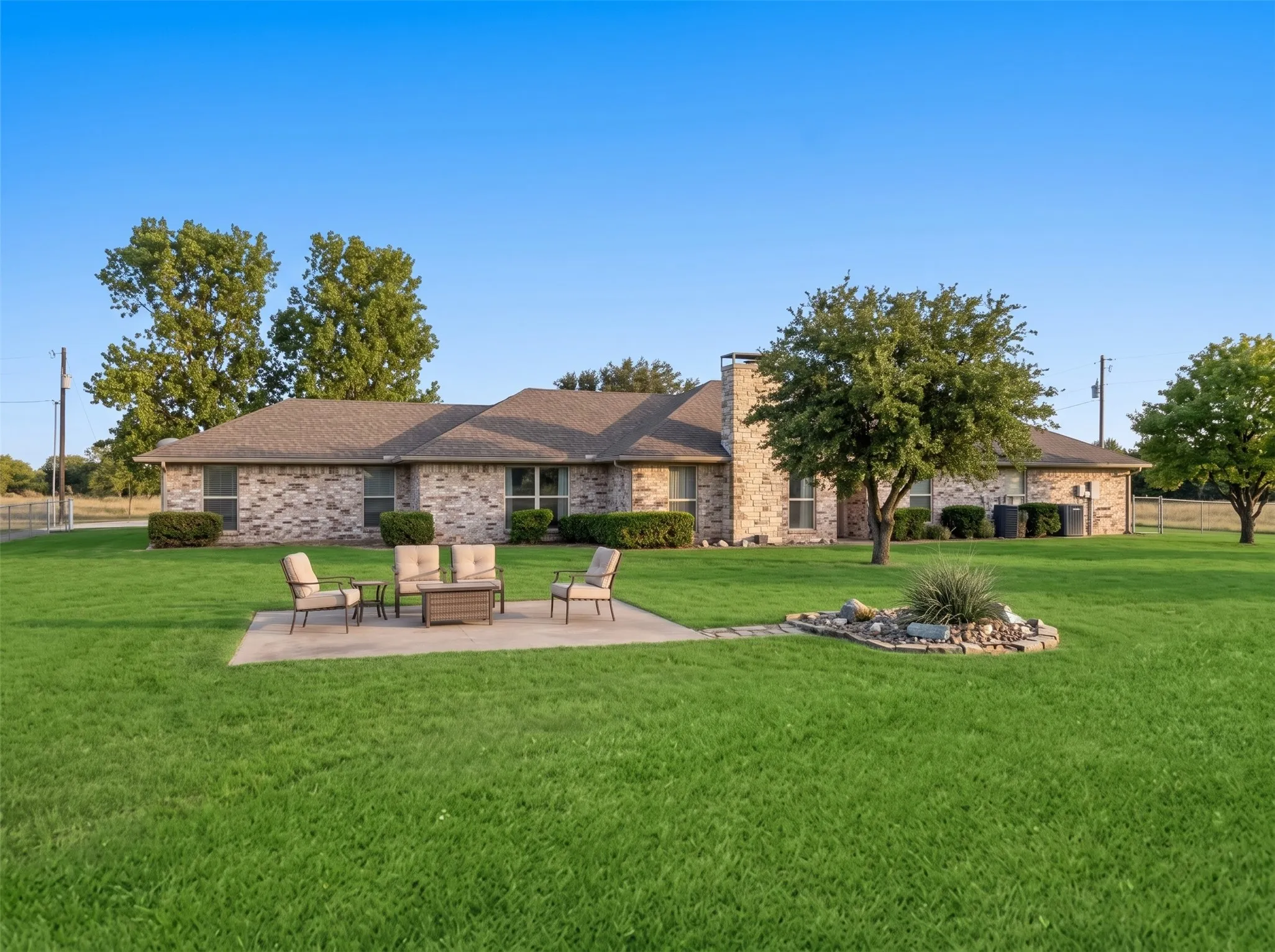 Single Family Residence For Rent in Fannin County , 10492 US Highway 69, Whitewright, Texas 75491, 3 Bedroom, 2 Bathroom, 2 Garage spaces, 2,127 Sqft, built in 1987, mls#21370674, Real Estate Agent in Whitewright, Homes For Rent in Fannin county, Homes For Rent in Whitewright, Realtor in Whitewright Texas, Real Estate Brokerage Independent Realty Texas, Luminita Cordes Realtor