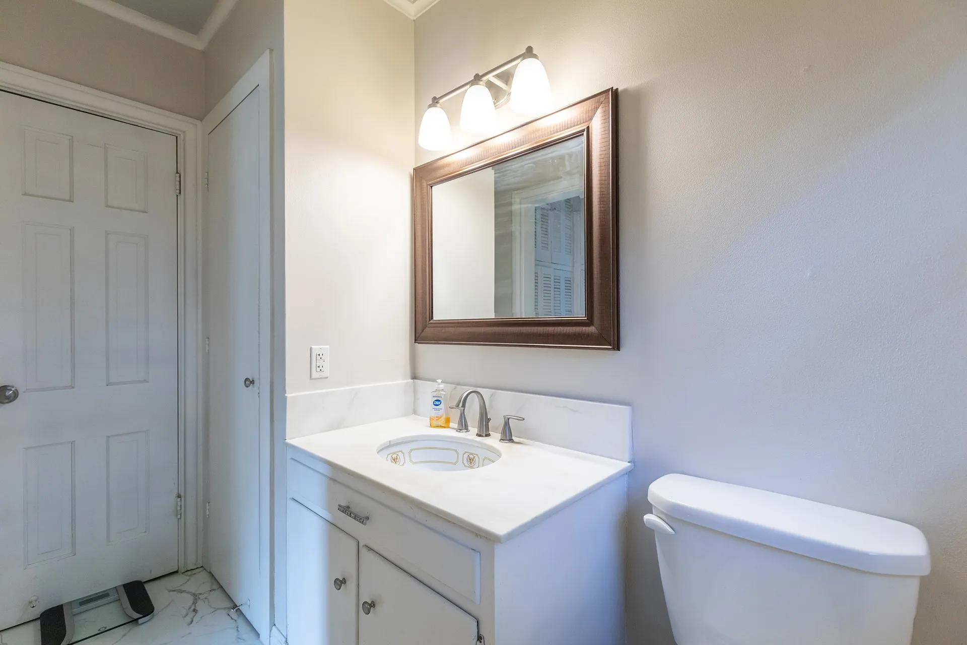 Downstairs ensuite full bathroom to bedroom