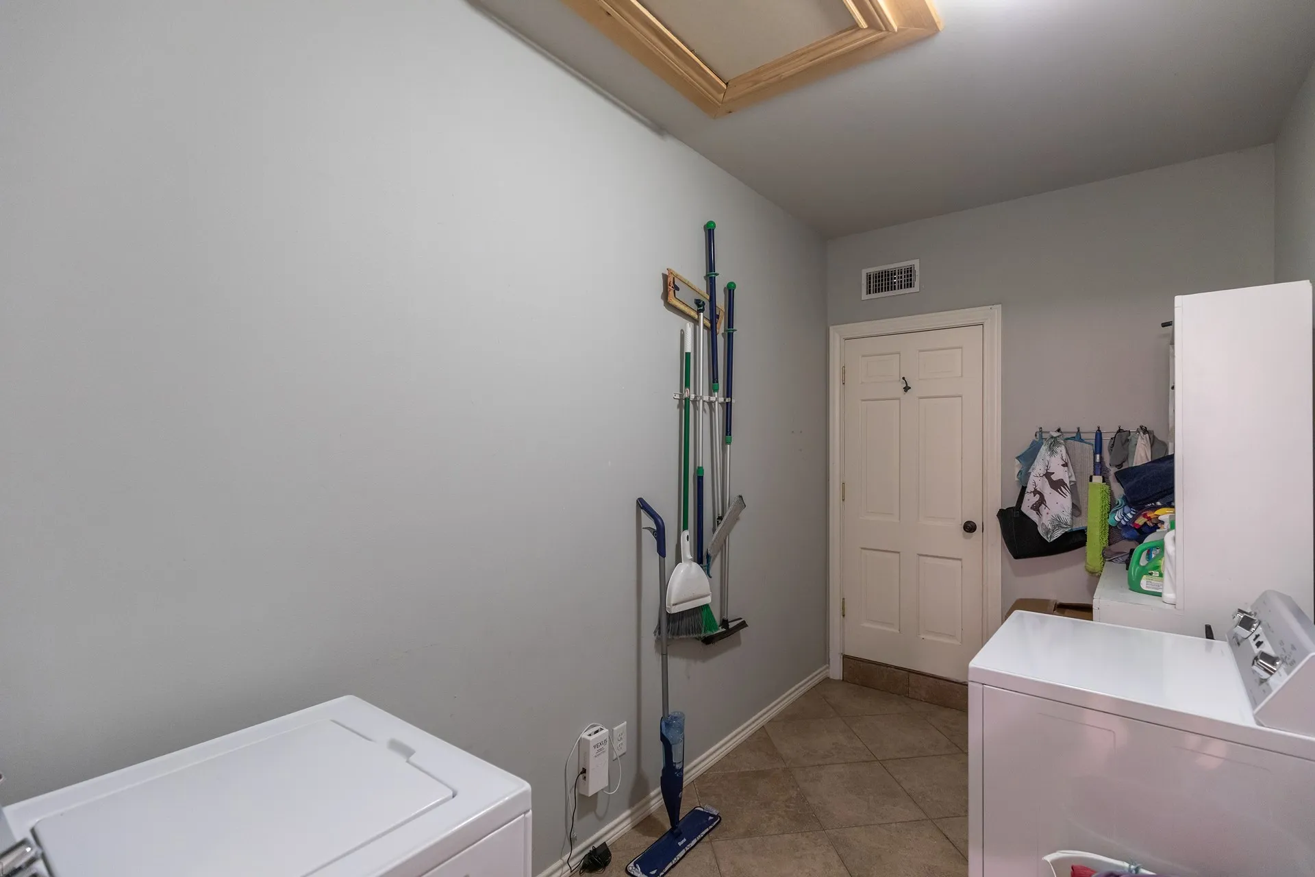 Single Family Residence For Sale in Taylor County , 1102 Oldham Lane, Abilene, Texas 79602, 5 Bedroom, 4 Bathroom, 4 Garage spaces, 4,742 Sqft, built in 1941, mls#21368999, Real Estate Agent in Abilene, Homes For Sale in Taylor county, Homes For Sale in Abilene, Realtor in Abilene Texas, Real Estate Brokerage Independent Realty Texas, Luminita Cordes Realtor
