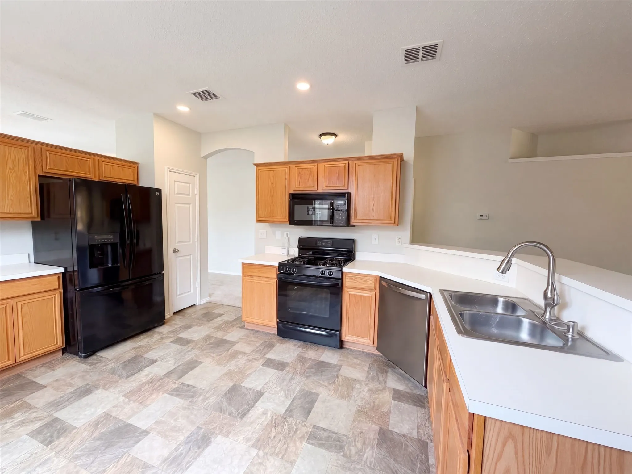Single Family Residence For Sale in Tarrant County , 12609 Black Cherry Lane, Fort Worth, Texas 76040, 3 Bedroom, 2 Bathroom, 2 Garage spaces, 1,711 Sqft, built in 1999, mls#21370693, Real Estate Agent in Fort Worth, Homes For Sale in Tarrant county, Homes For Sale in Fort Worth, Realtor in Fort Worth Texas, Real Estate Brokerage Independent Realty Texas, Luminita Cordes Realtor