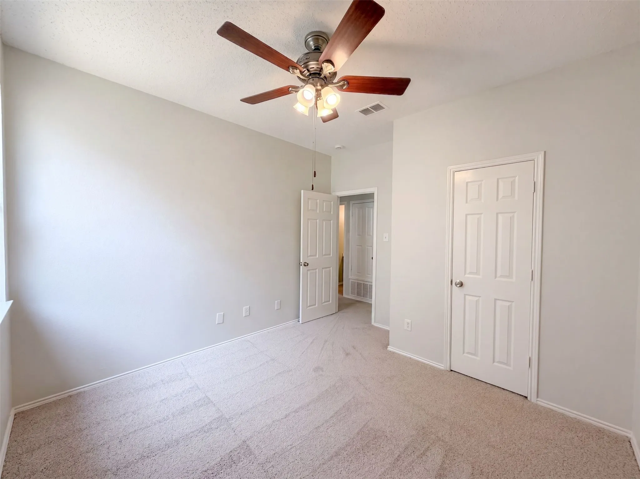 Single Family Residence For Sale in Tarrant County , 12609 Black Cherry Lane, Fort Worth, Texas 76040, 3 Bedroom, 2 Bathroom, 2 Garage spaces, 1,711 Sqft, built in 1999, mls#21370693, Real Estate Agent in Fort Worth, Homes For Sale in Tarrant county, Homes For Sale in Fort Worth, Realtor in Fort Worth Texas, Real Estate Brokerage Independent Realty Texas, Luminita Cordes Realtor