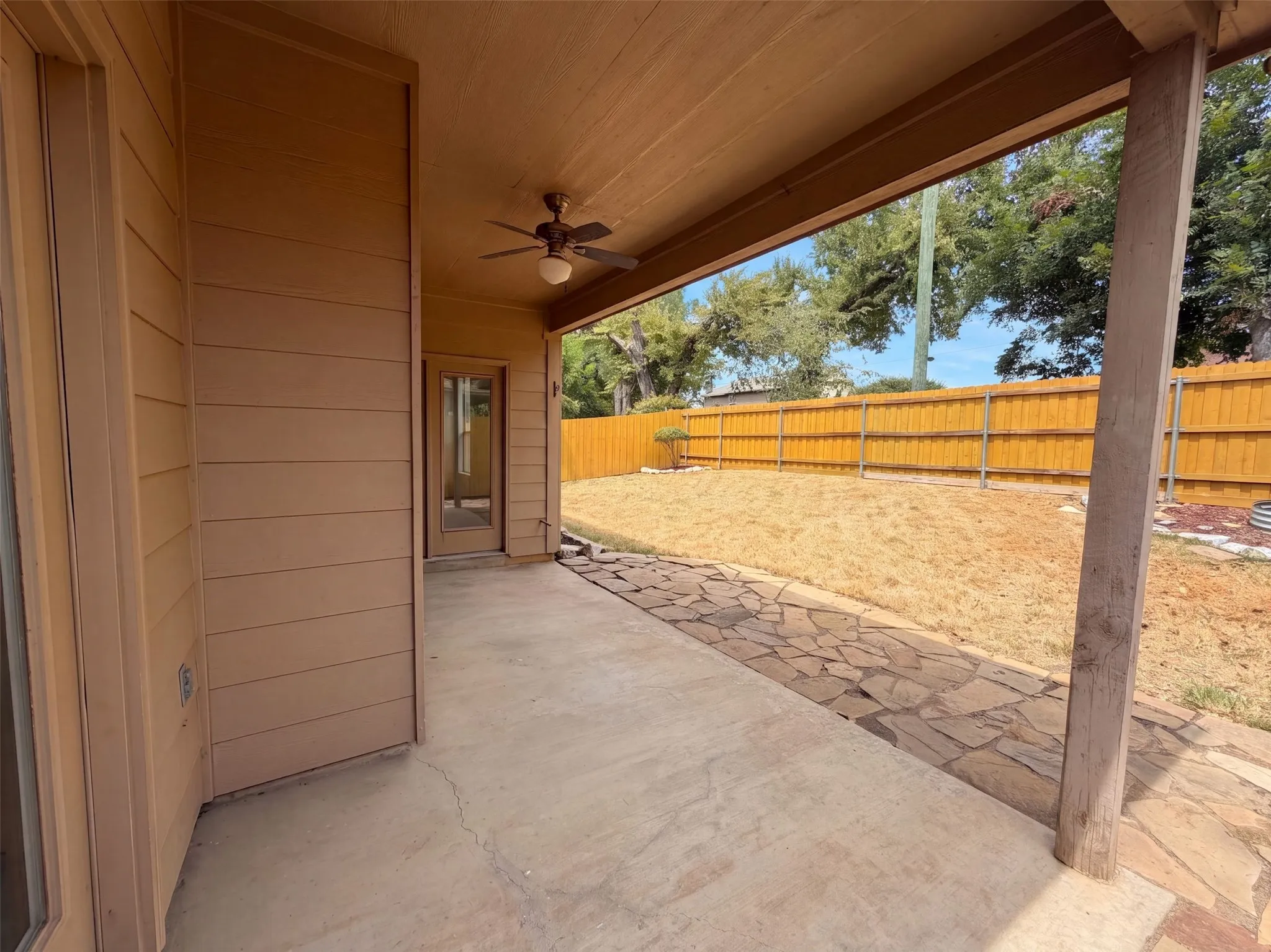 Single Family Residence For Sale in Tarrant County , 12609 Black Cherry Lane, Fort Worth, Texas 76040, 3 Bedroom, 2 Bathroom, 2 Garage spaces, 1,711 Sqft, built in 1999, mls#21370693, Real Estate Agent in Fort Worth, Homes For Sale in Tarrant county, Homes For Sale in Fort Worth, Realtor in Fort Worth Texas, Real Estate Brokerage Independent Realty Texas, Luminita Cordes Realtor