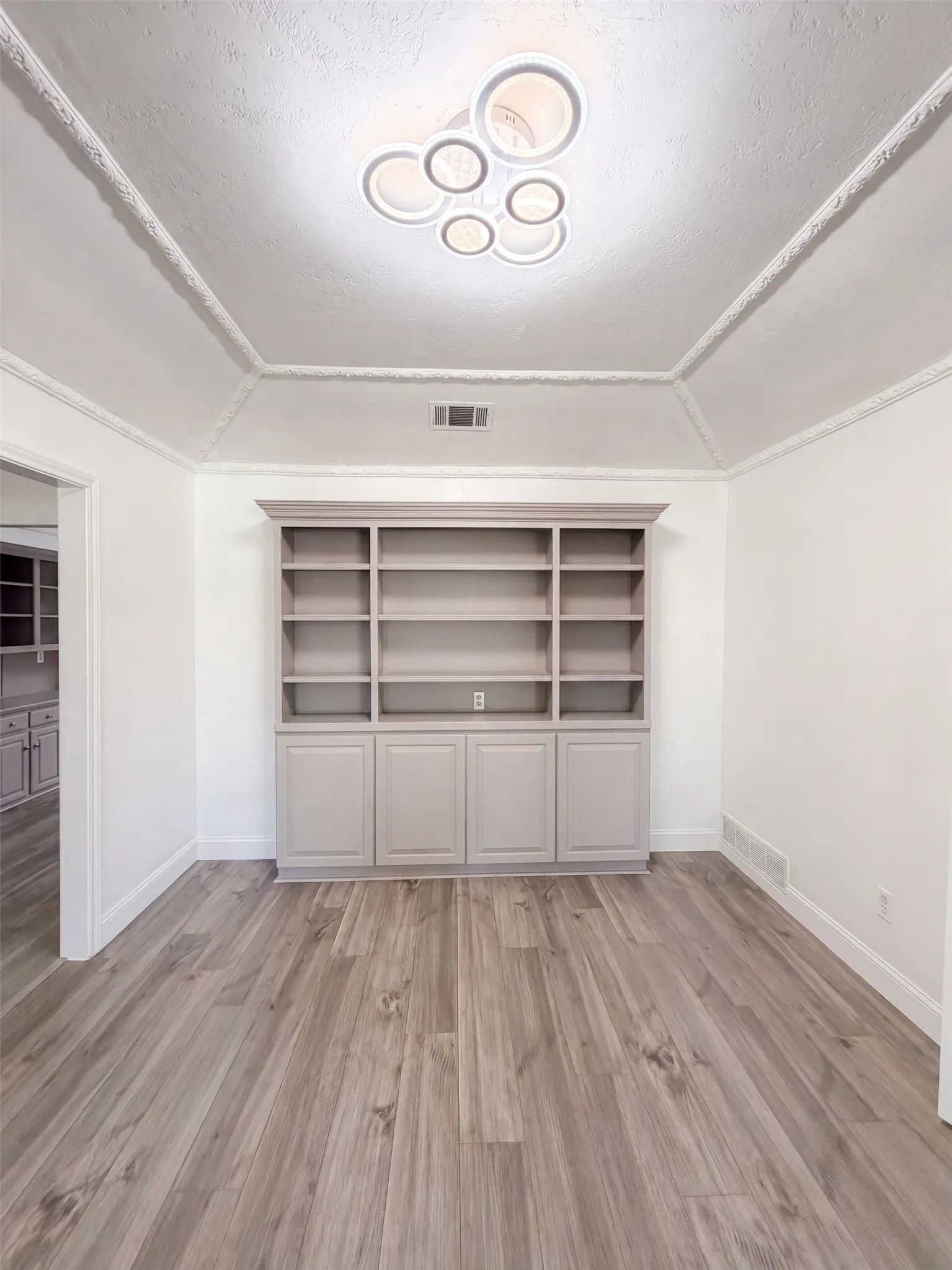 Single Family Residence For Sale in Collin County , 3924 Mesa Drive, Plano, Texas 75074, 3 Bedroom, 3 Bathroom, 2 Garage spaces, 2,449 Sqft, built in 1983, mls#21370694, Real Estate Agent in Plano, Homes For Sale in Collin county, Homes For Sale in Plano, Realtor in Plano Texas, Real Estate Brokerage Independent Realty Texas, Luminita Cordes Realtor